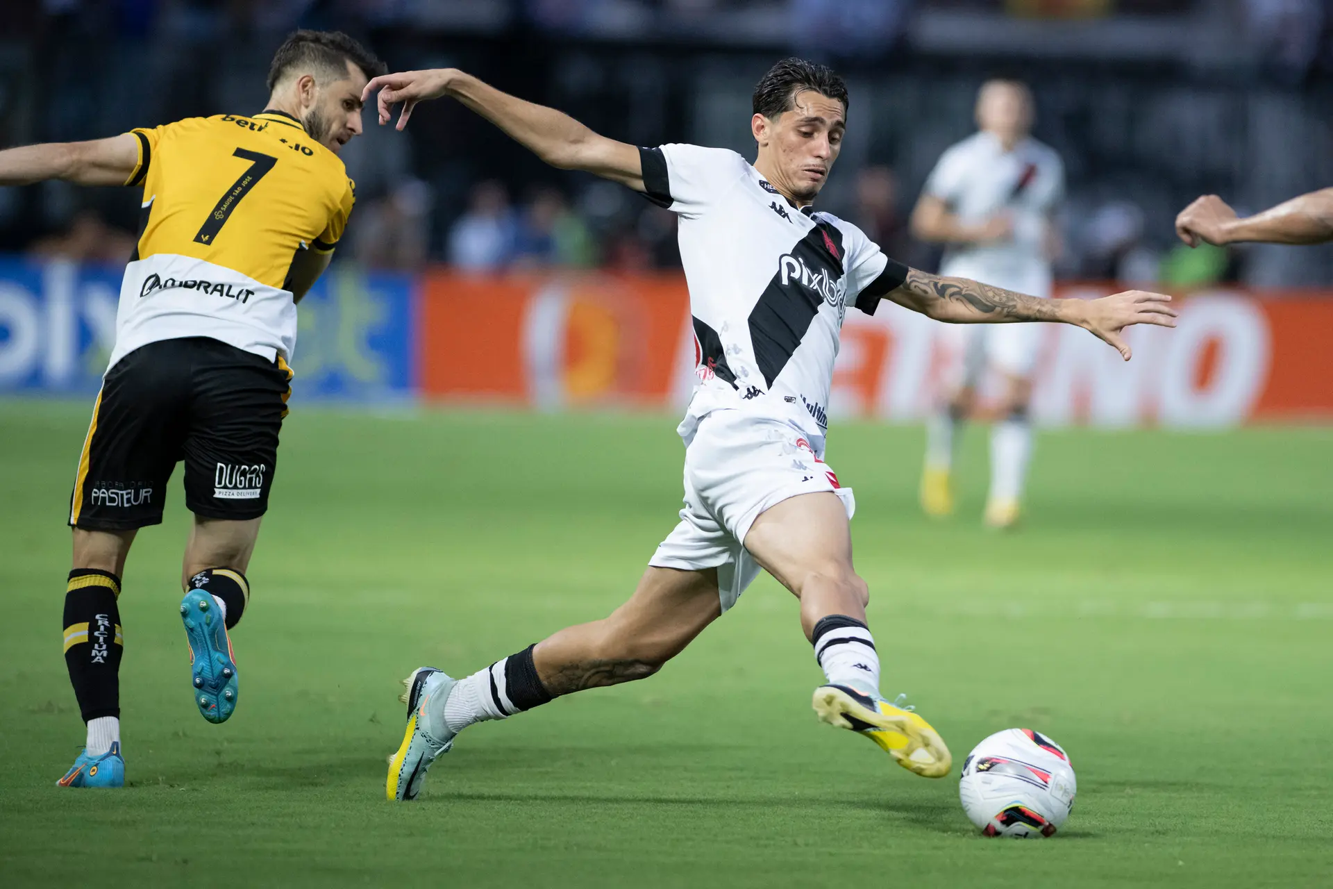 Geruchtenmolen: 'Ajax volgt Vasco da Gama-middenvelder Gomes'