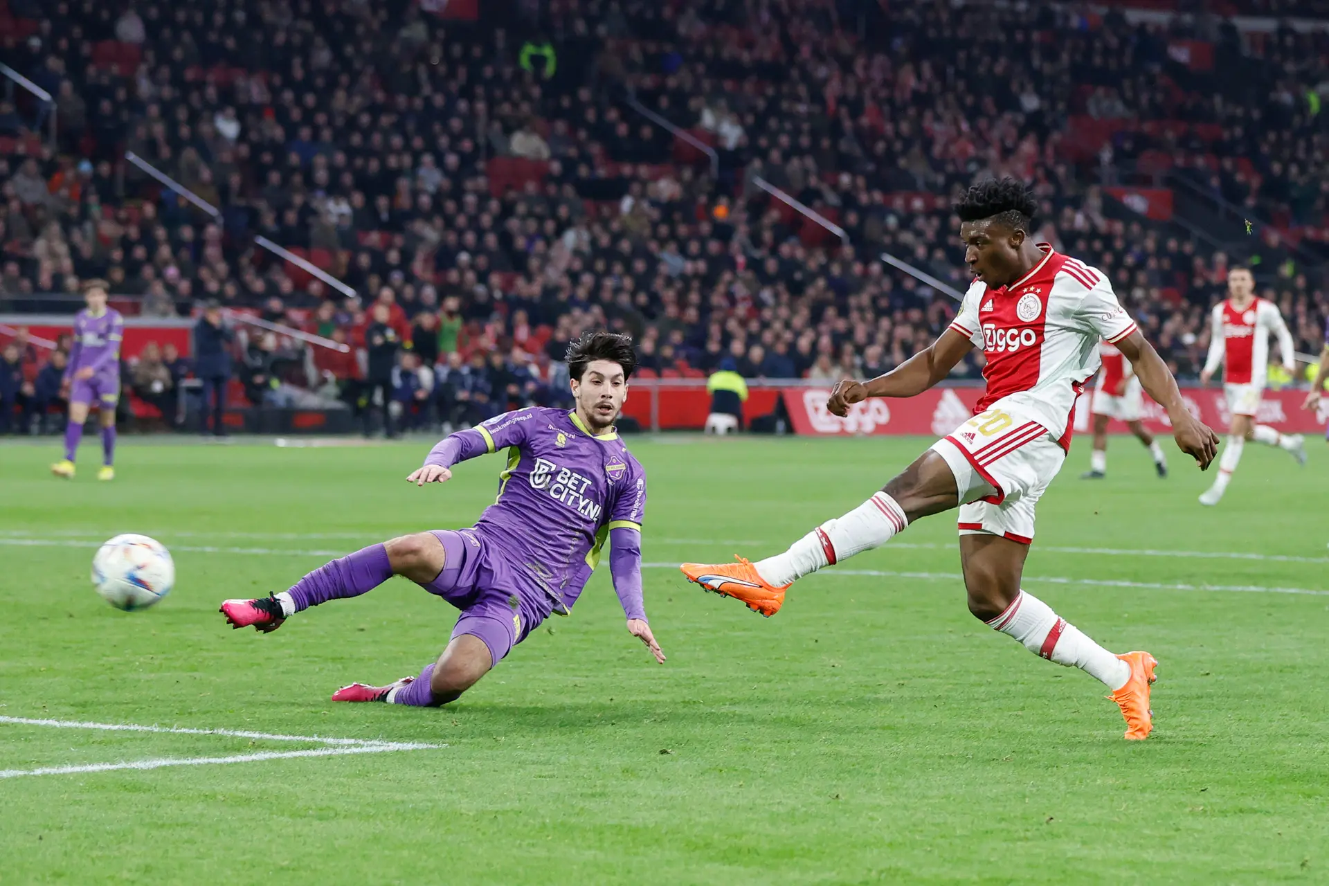 Ajax duikt dieper het ravijn in met slecht gelijkspel tegen FC Volendam