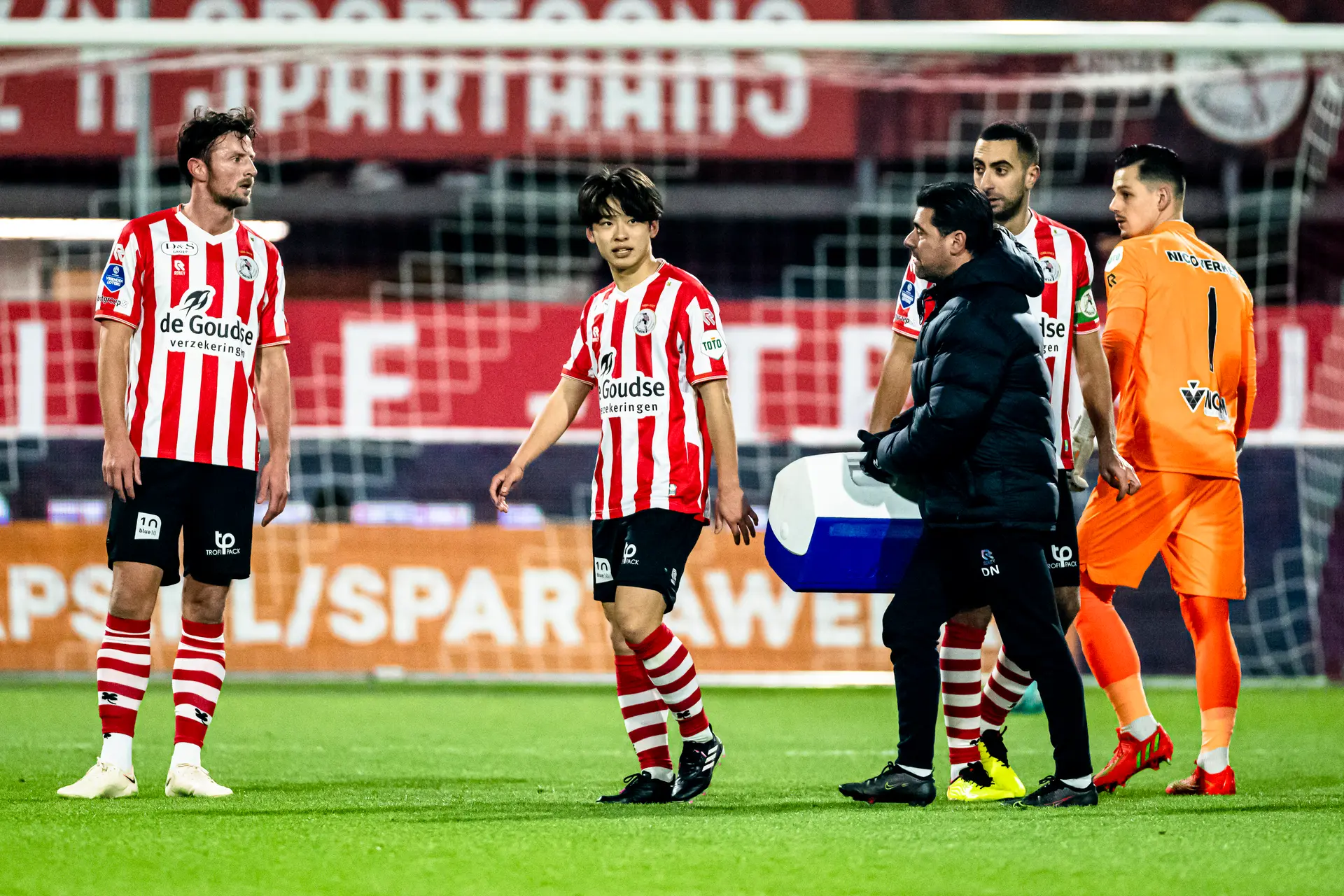 Sparta Rotterdam wint niet en blijft achter Ajax, PSV verliest van FC Emmen