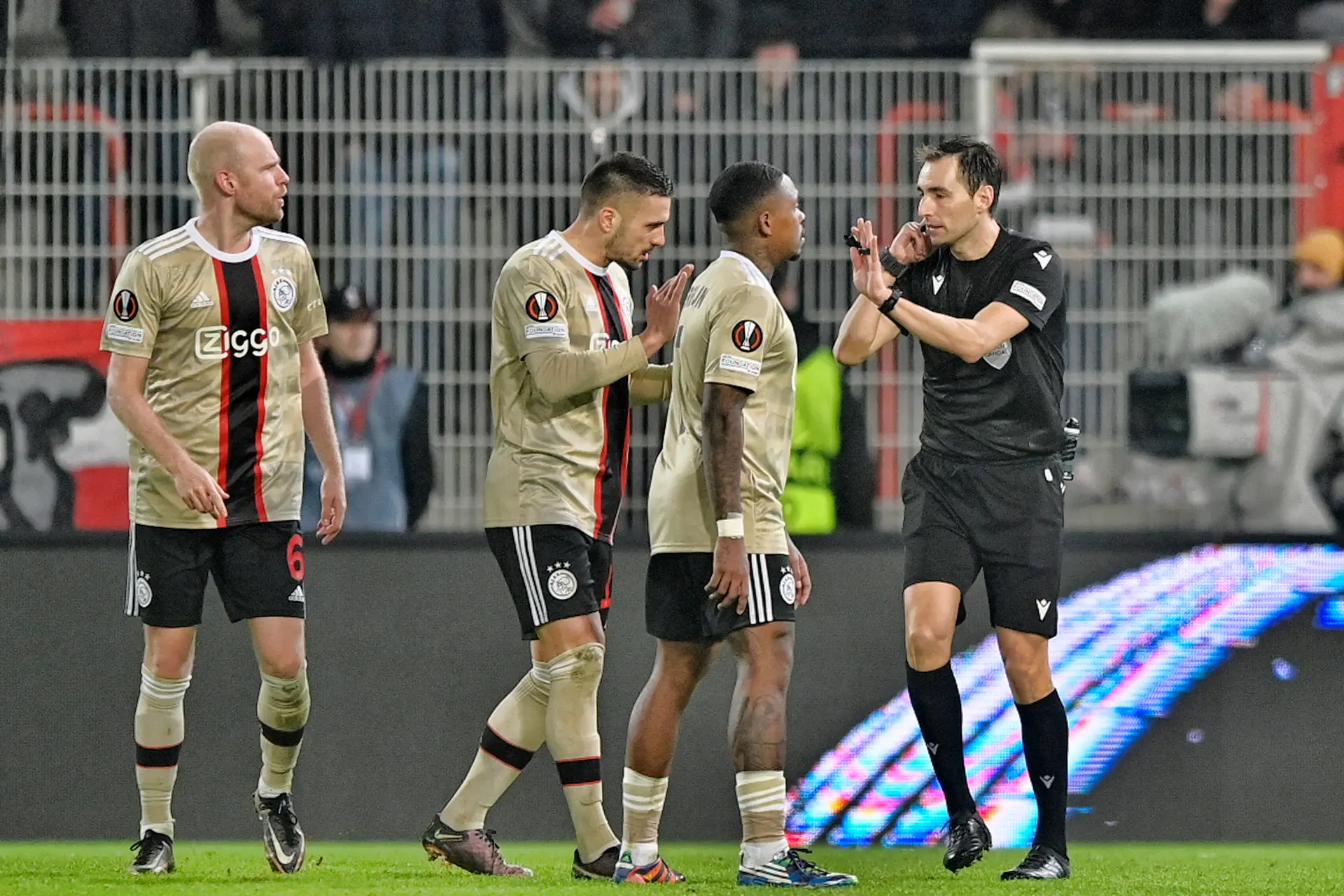 Bookmaker ziet Ajax als overduidelijke favoriet tijdens uitwedstrijd tegen Vitesse (Ad)