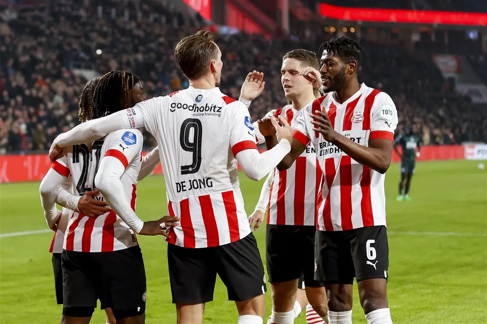 PSV wint met speels gemak van FC Groningen