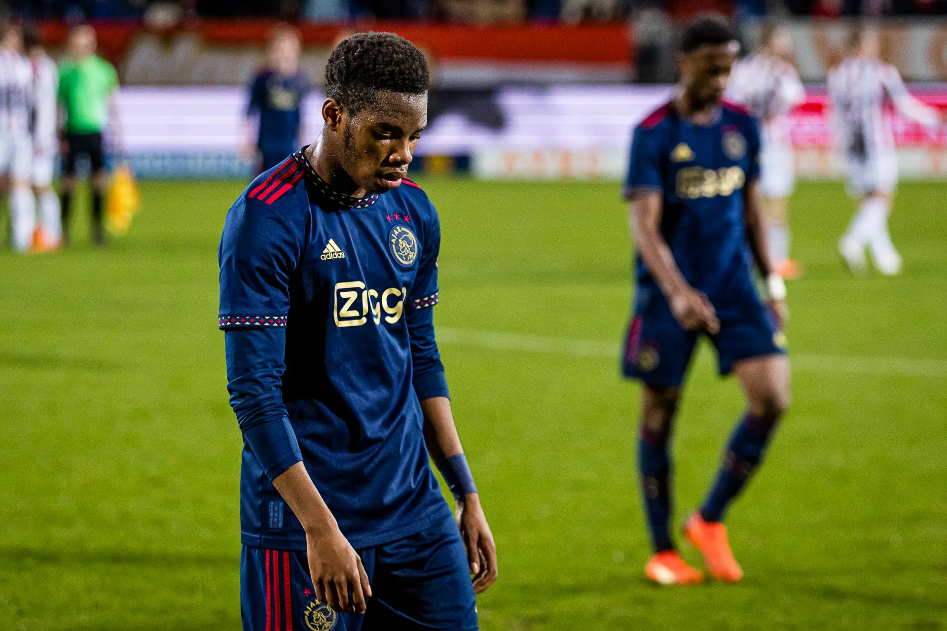 Ajax O18 geeft zege in blessuretijd weg tegen AZ, Ajax O17 wint wel