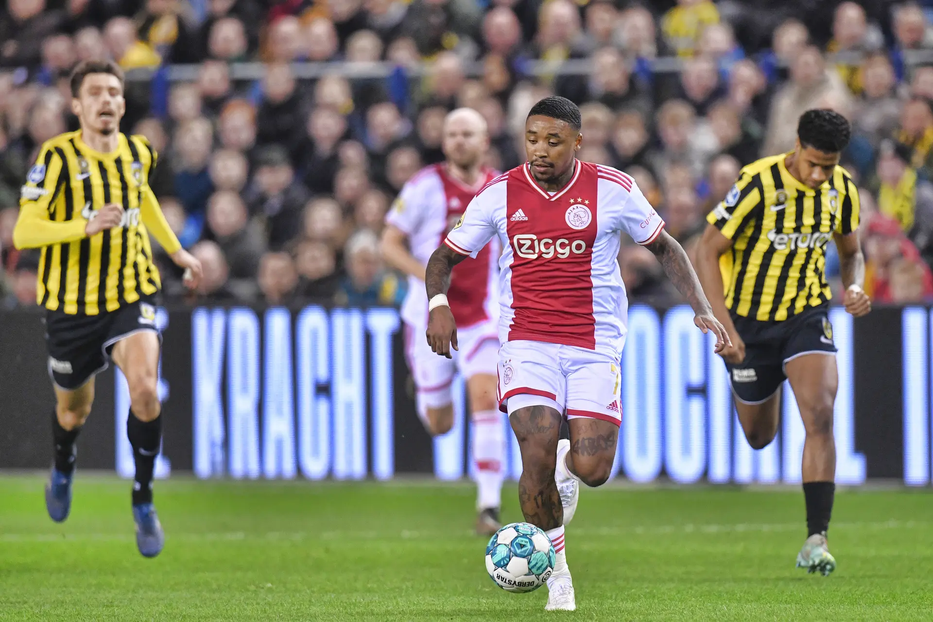 Mossou kritisch op Bergwijn: 'Het valt gewoon ongelofelijk tegen'