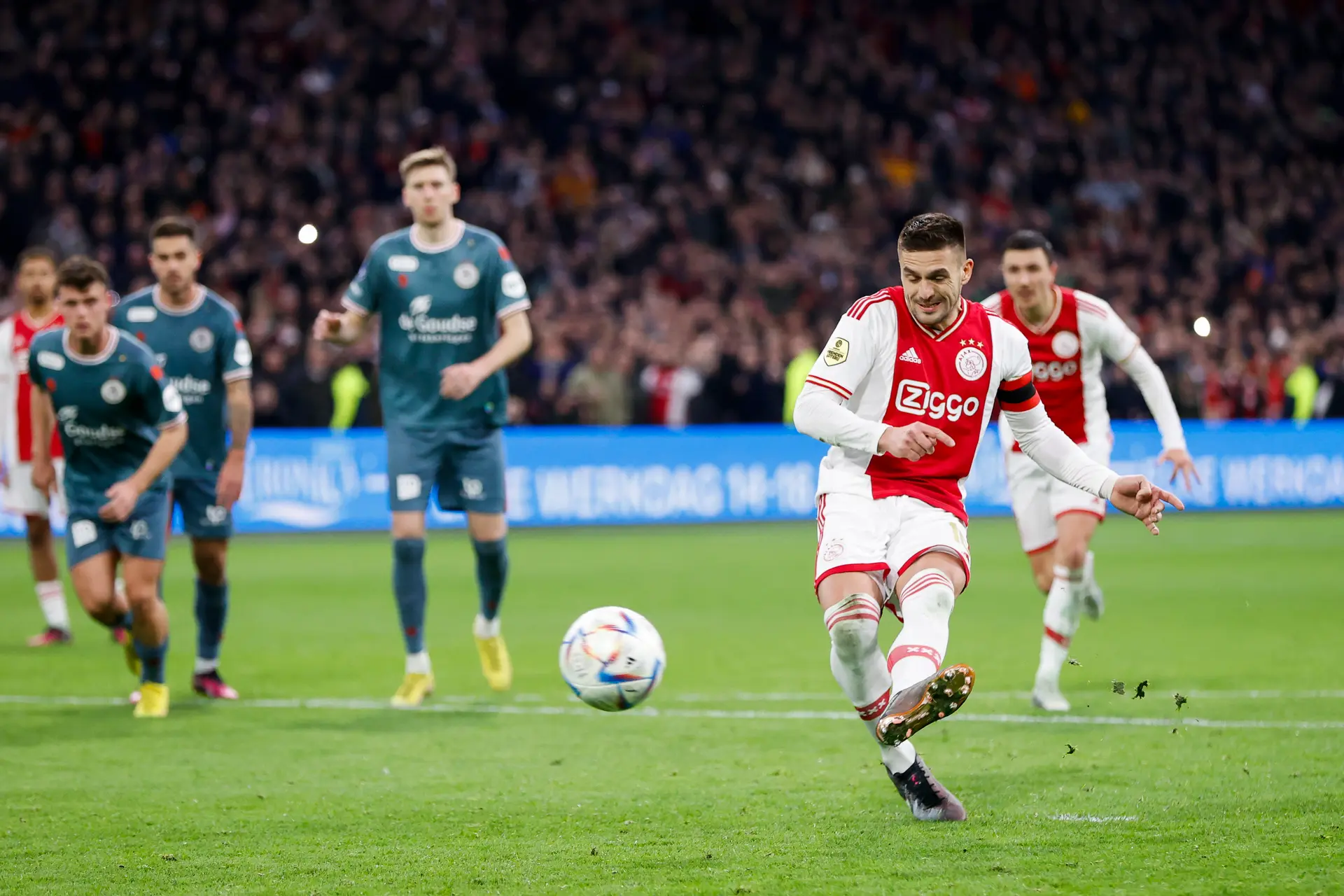 Tadić maakt honderdste Ajax-treffer tijdens overtuigende zege op Sparta Rotterdam