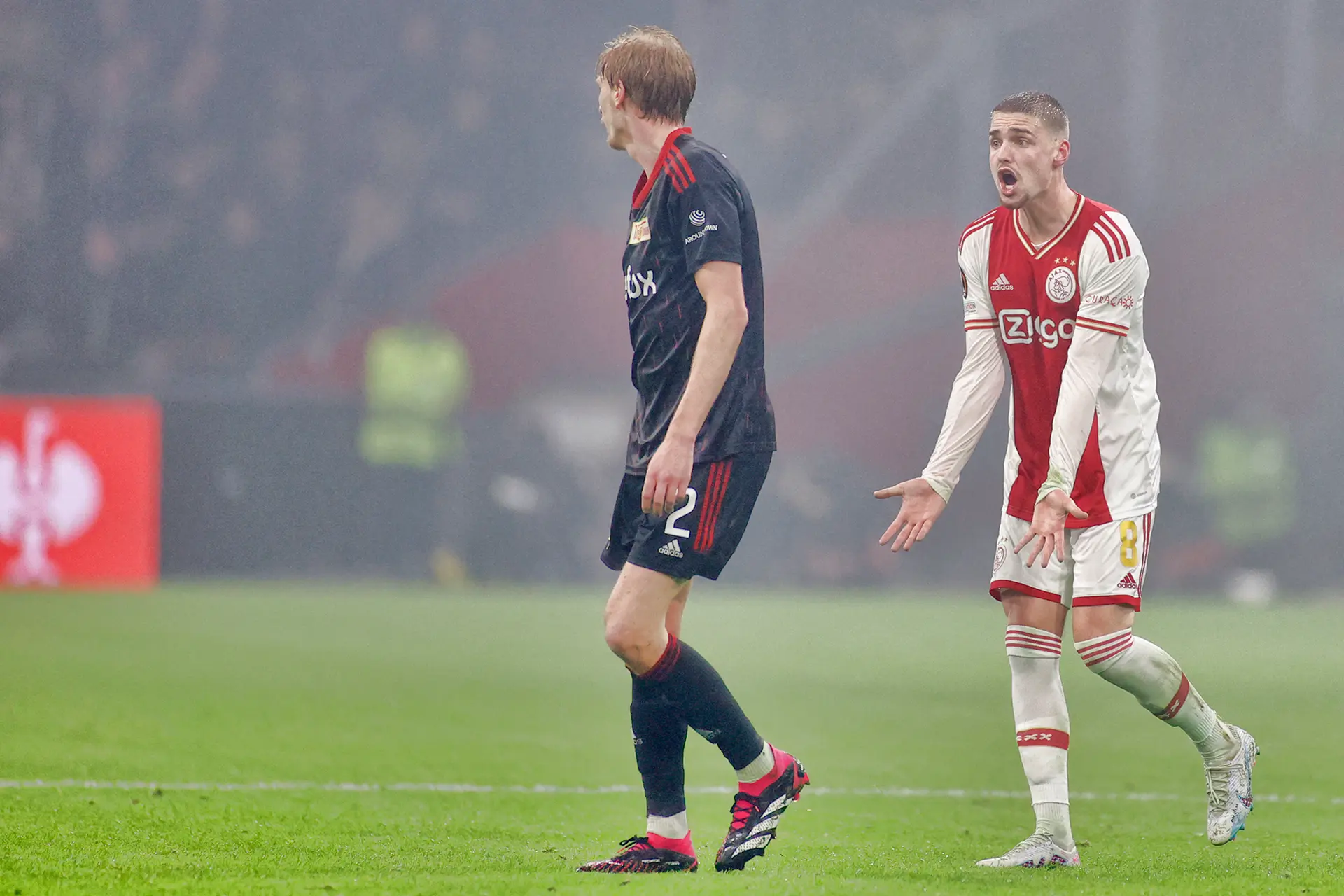 Heitinga kijkt naar Union Berlin-uit: 'Moeten de middenvelders aan het bewegen krijgen'