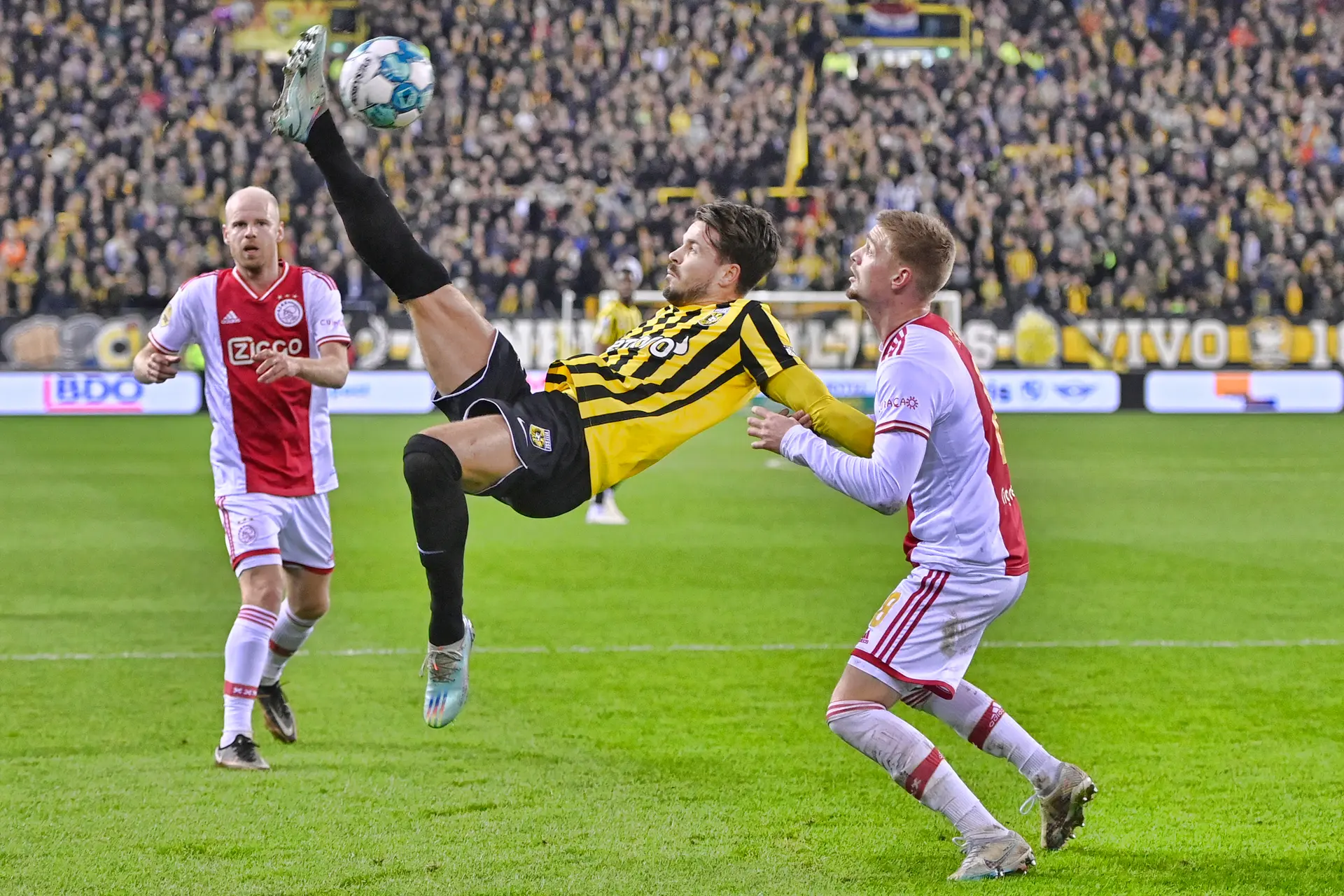 Kieft benoemt pijnpunt Ajax: 'De discipline is weg op het middenveld'