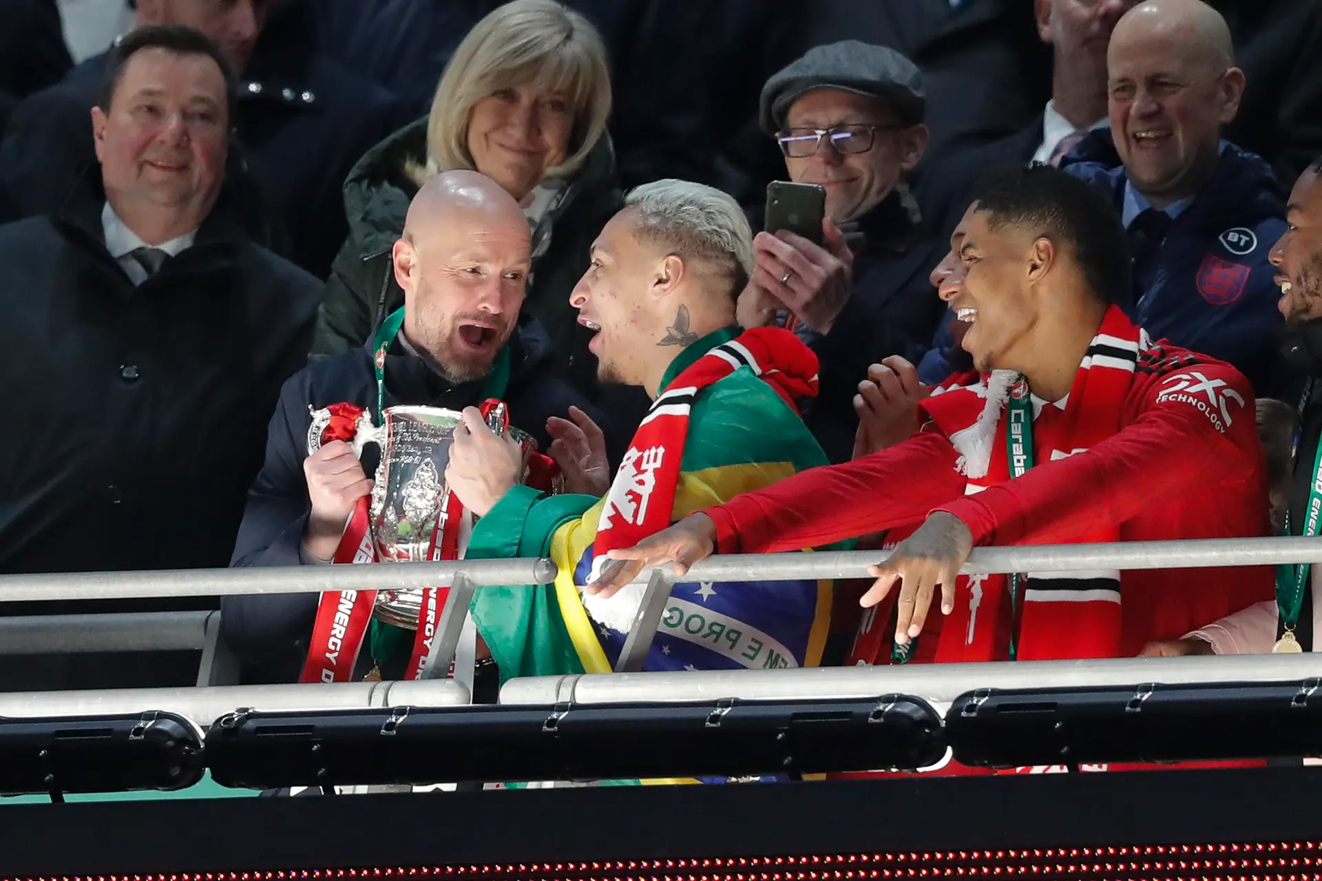 Buitenland: Ten Hag viert feest na winnen eerste prijs met Manchester United