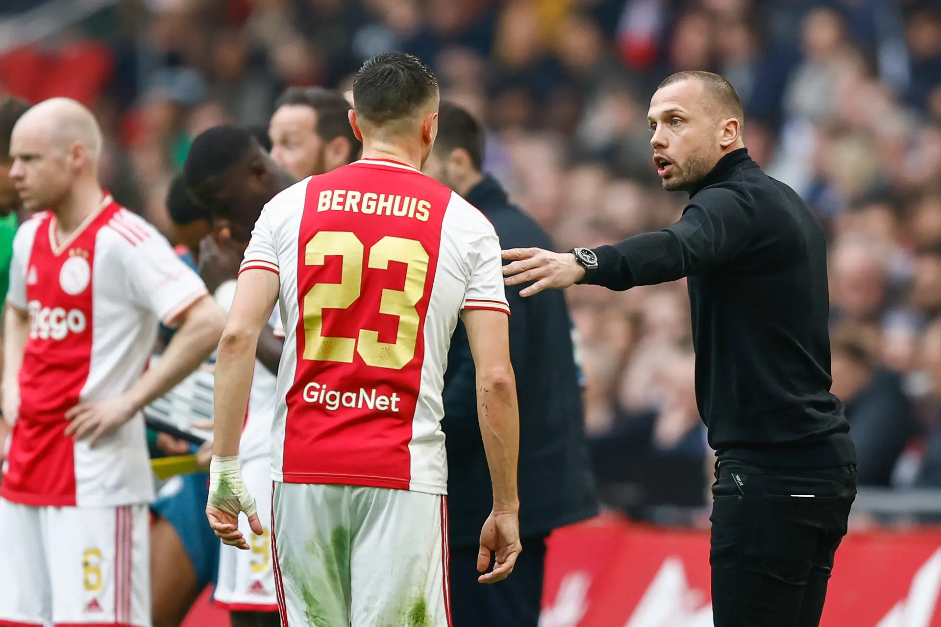 NB: 'Het middenveld van Ajax werd na rust volledig overlopen'