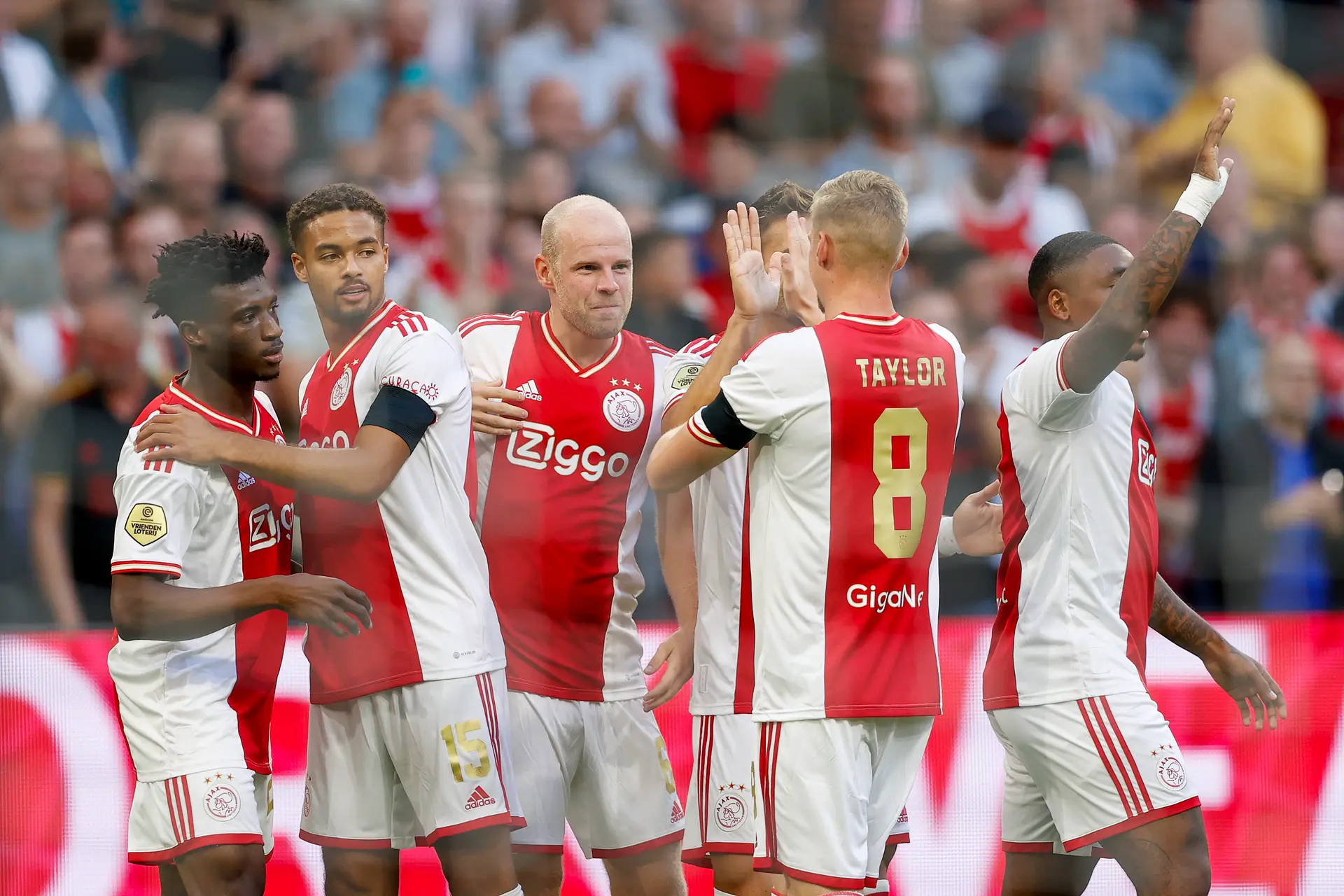 Ajax kan met zege bij Heerenveen druk opvoeren bij koploper Feyenoord