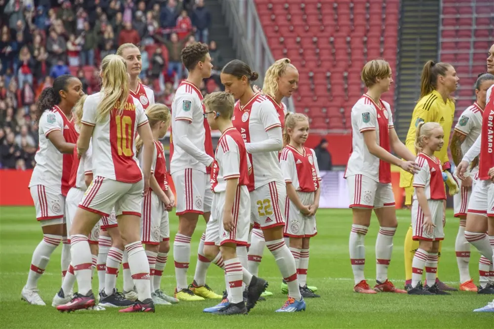 Ajax Vrouwen speelt gelijk tegen Feyenoord in uniek duel
