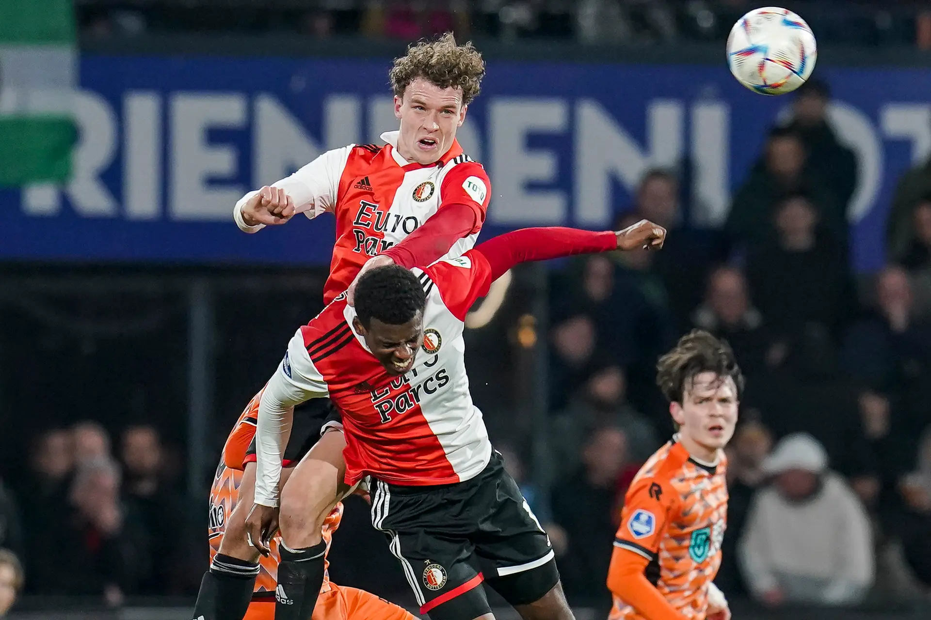 Feyenoord komt goed weg en pakt weer alleen de koppositie