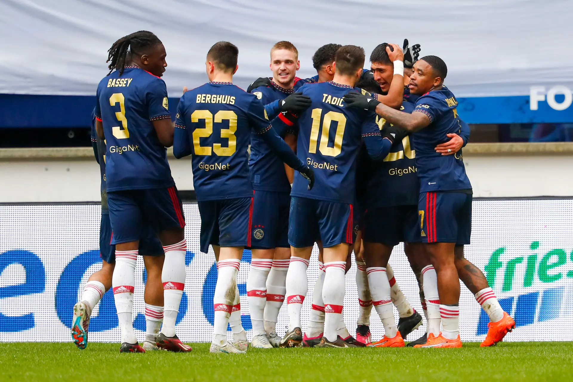 Ajax boekt ruime overwinning in Heerenveen en kan met vertrouwen toeleven naar Klassieker