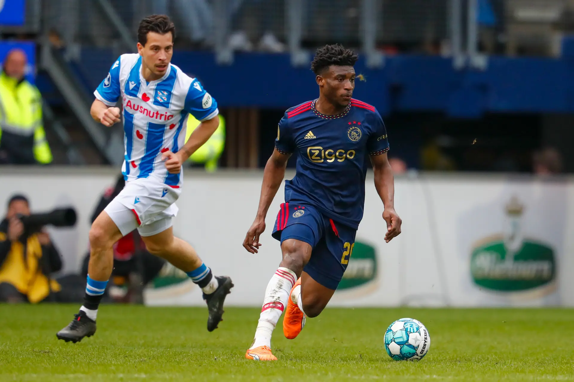 Kranten: 'Ajax heeft wat dat betreft letterlijk kopzorgen'