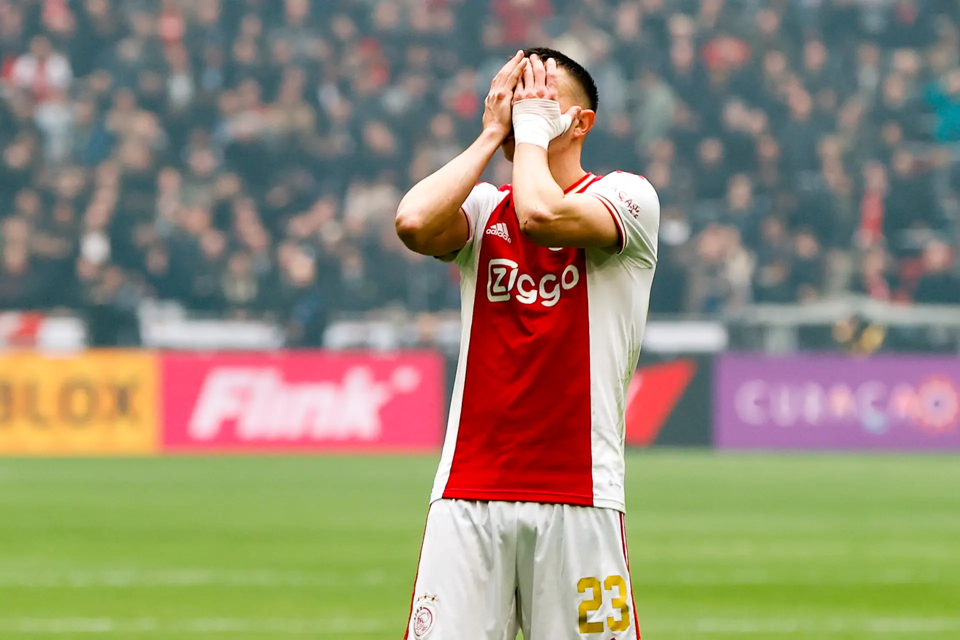 Rondom Ajax: Berghuis krijgt het serieus aan de stok met toeschouwer