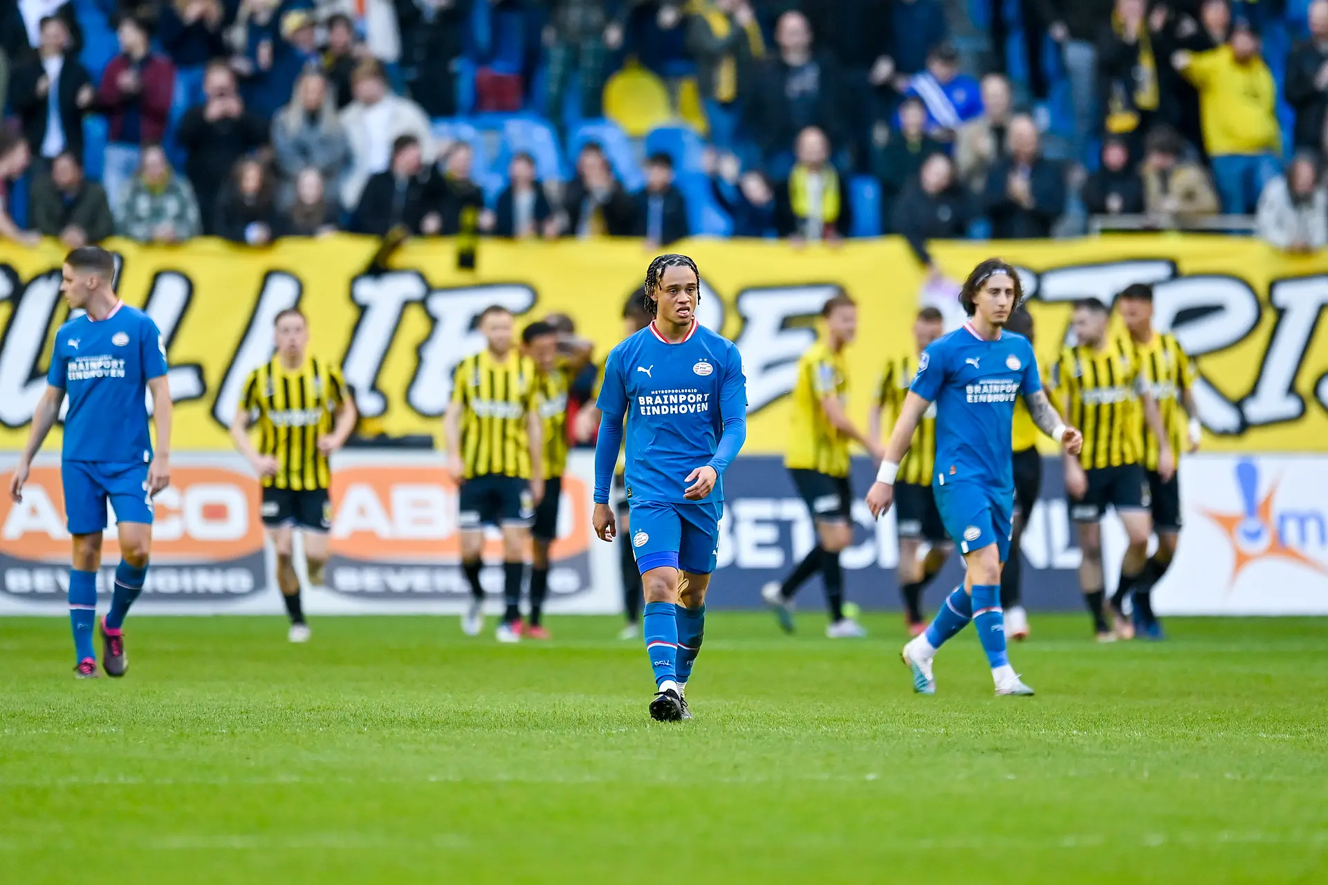 PSV en AZ laten na van misstap Ajax te profiteren