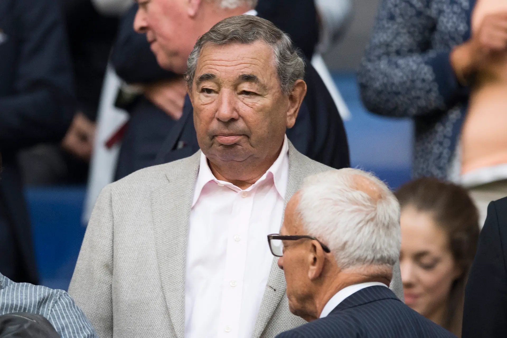 Van Os staat totaal niet achter beloningsbeleid voor RvC-Ajax: 'Houd dit waanzinnige plan tegen'