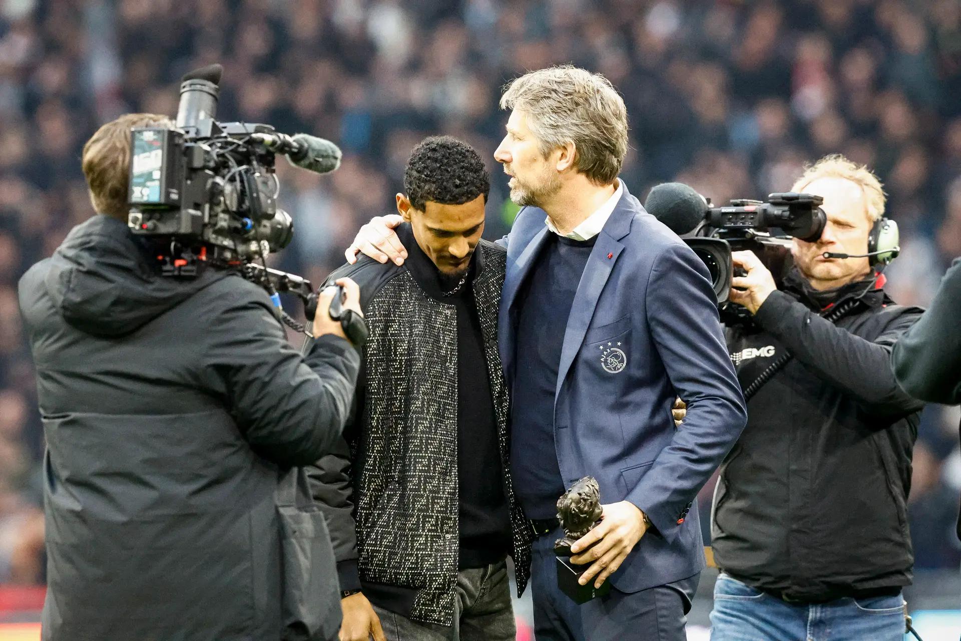 Haller na emotioneel afscheid bij Ajax: 'Voelt als groot cadeau van de fans en de club'