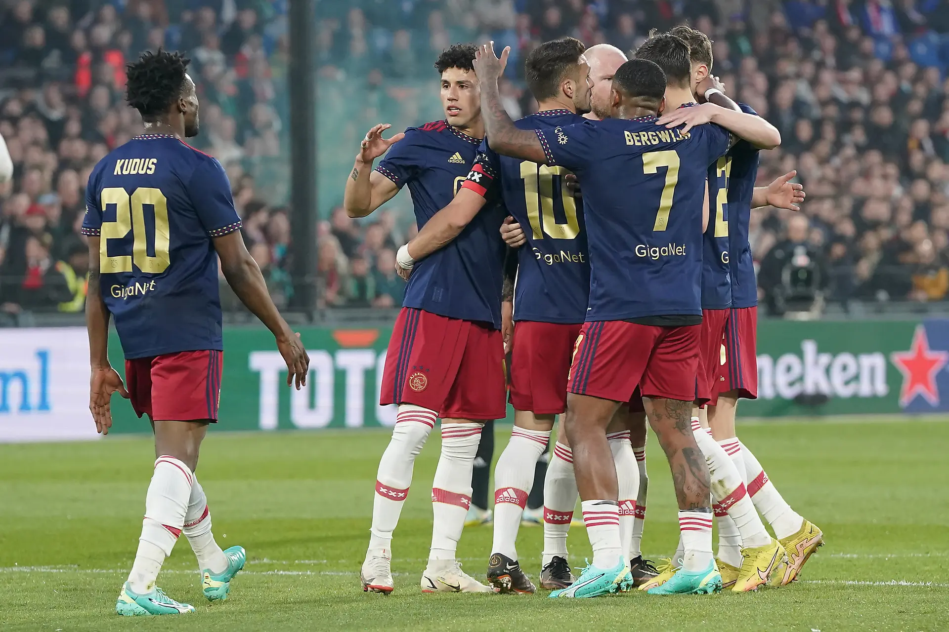 Ajax wint ontsierde Klassieker op schandalige avond en plaatst zich voor bekerfinale