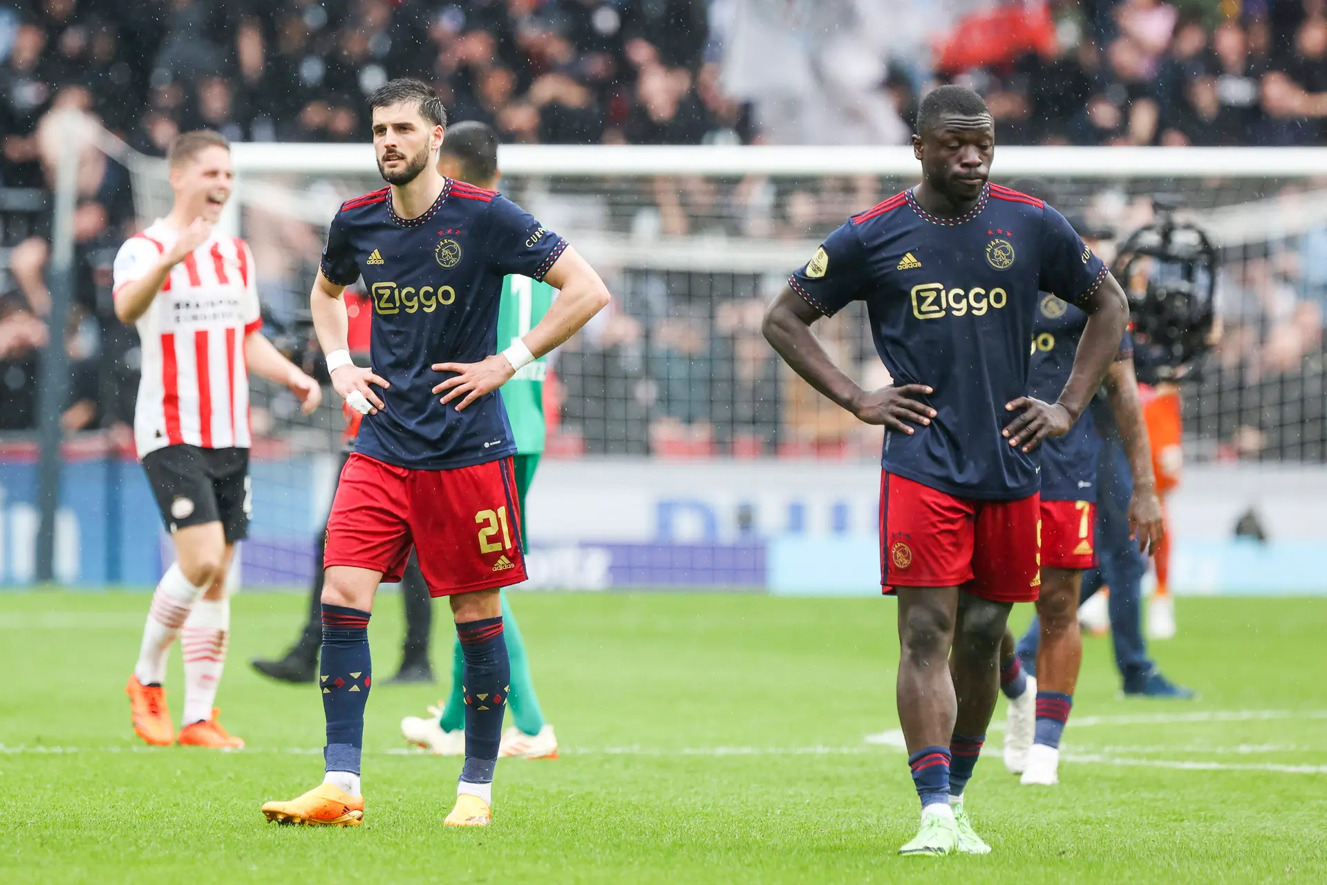 Kranten zien armoedig Ajax: 'Het zegt alles over het rampjaar dat Ajax beleeft'