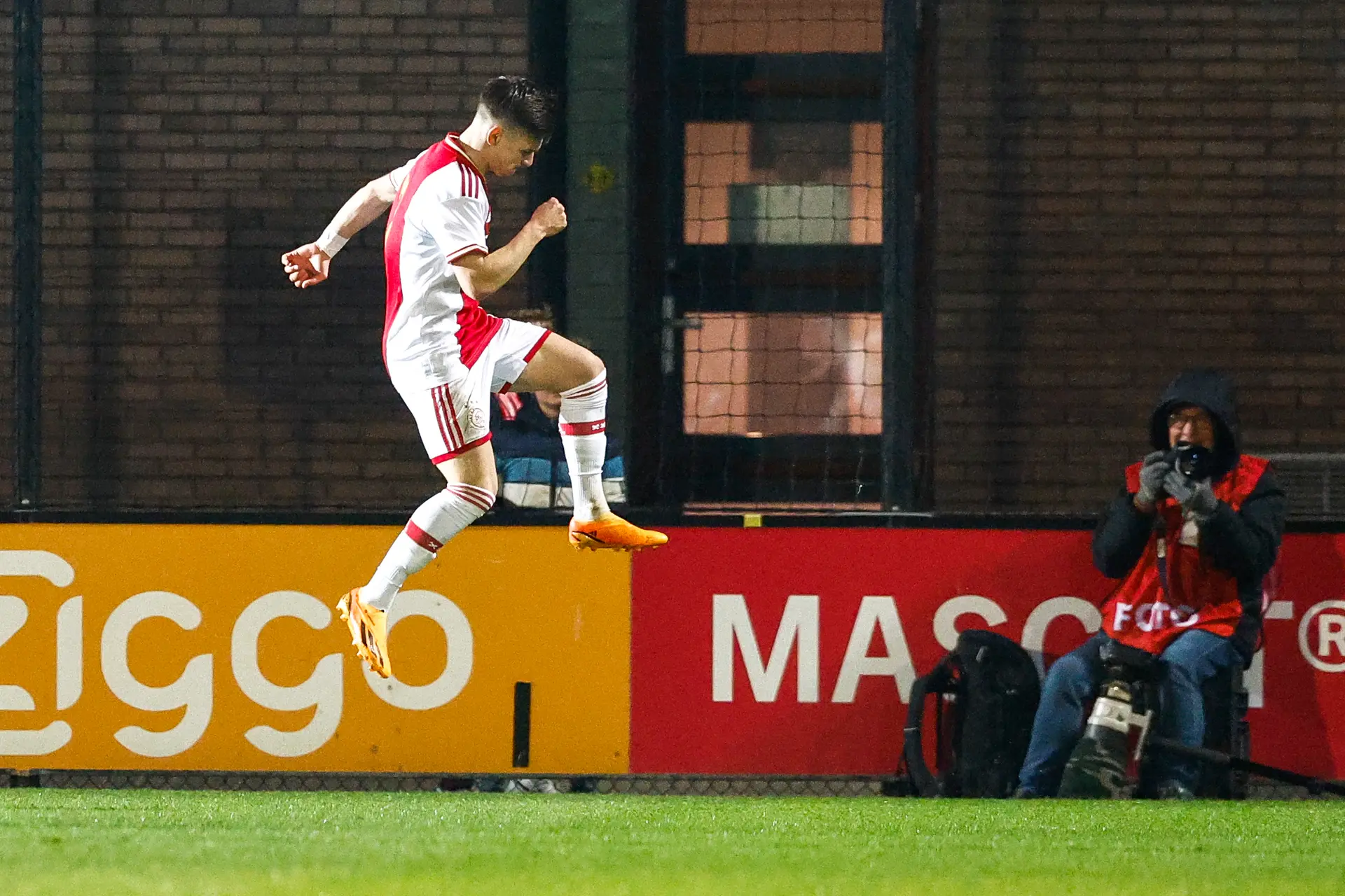 Ontketende Conceição helpt Jong Ajax met schitterende treffers aan doelpuntrijke zege op Jong PSV