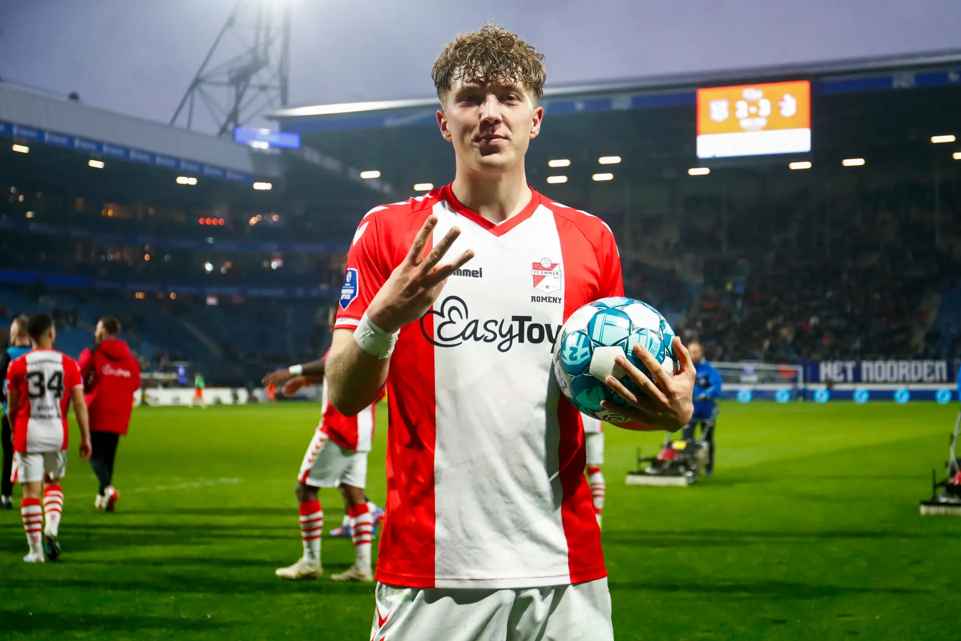 Romeny schiet FC Emmen met hattrick langs sc Heerenveen
