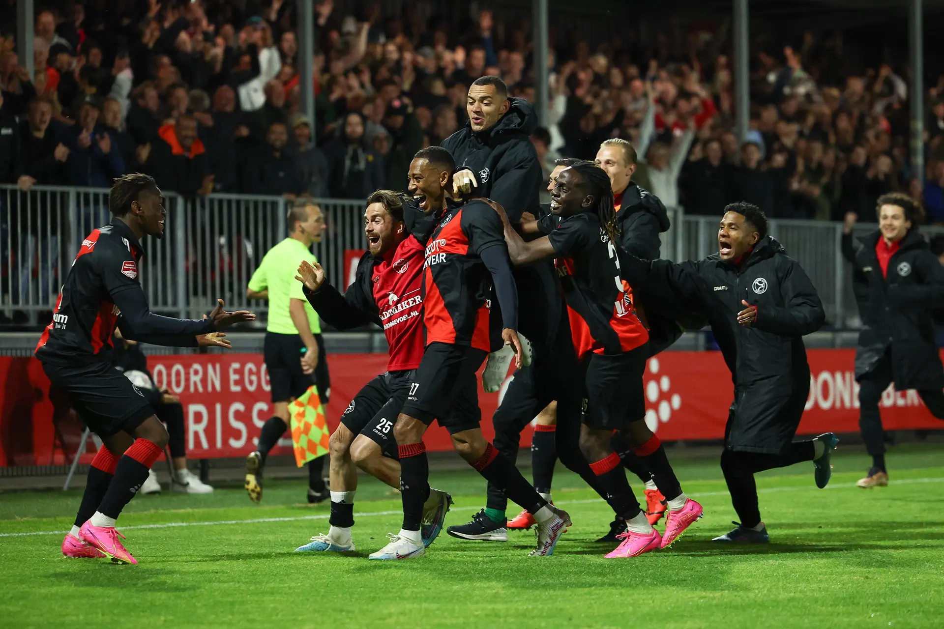 Almere City klopt FC Eindhoven en bereikt halve finale play-offs