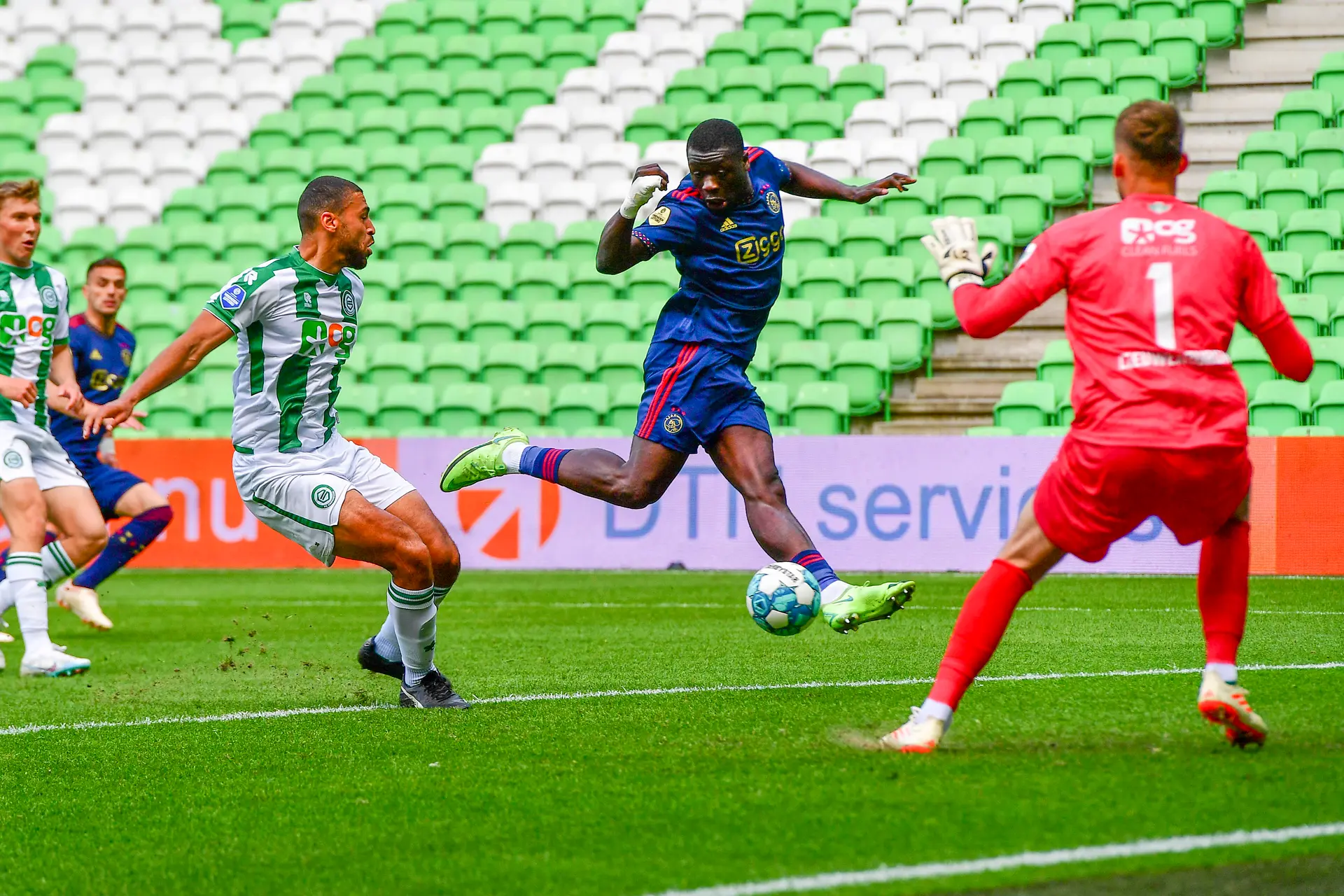 Brobbey erkent mindere fase: 'Soms heb je als spits van die periodes'