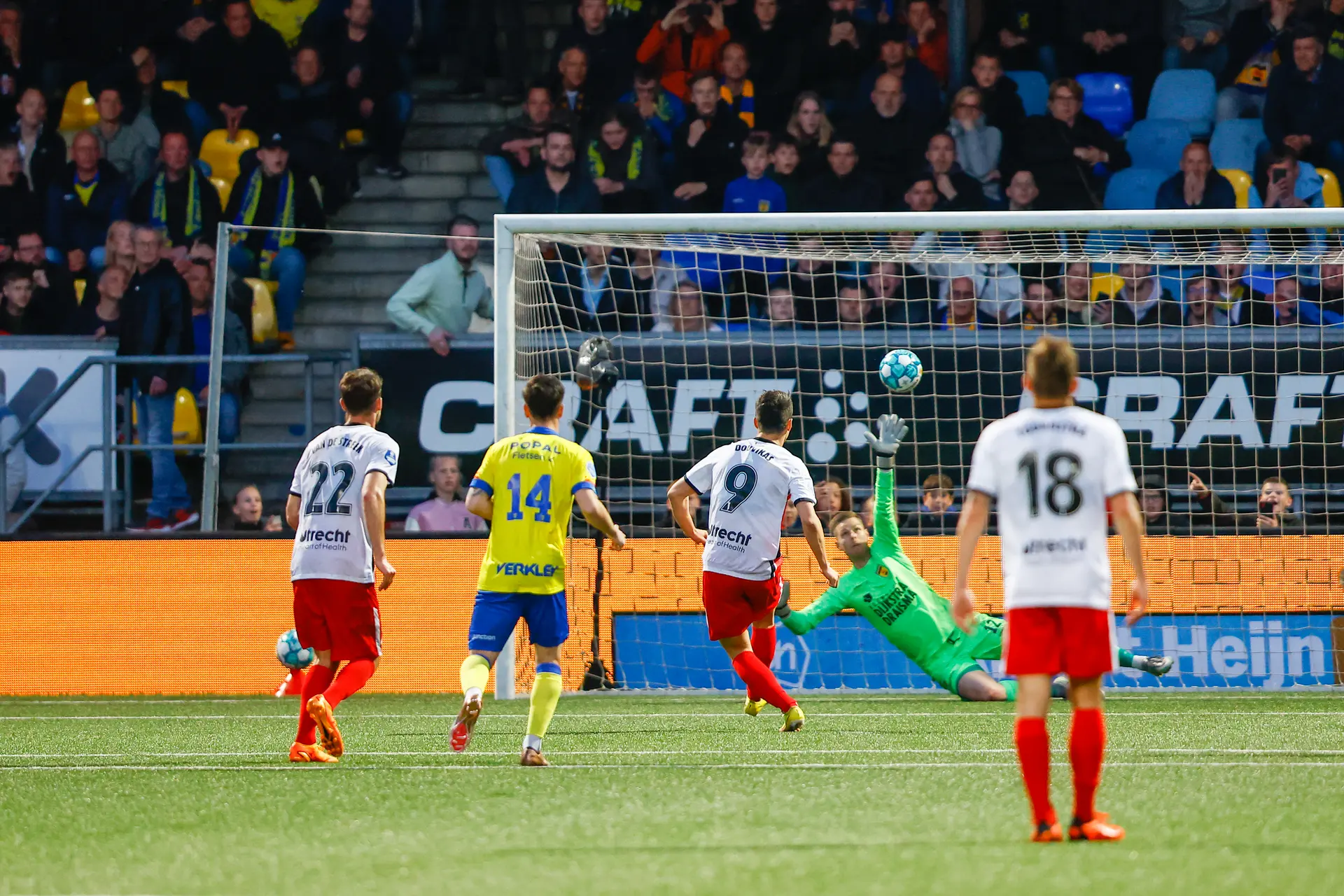 PSV boekt belangrijke zege op Sparta, SC Cambuur degradeert