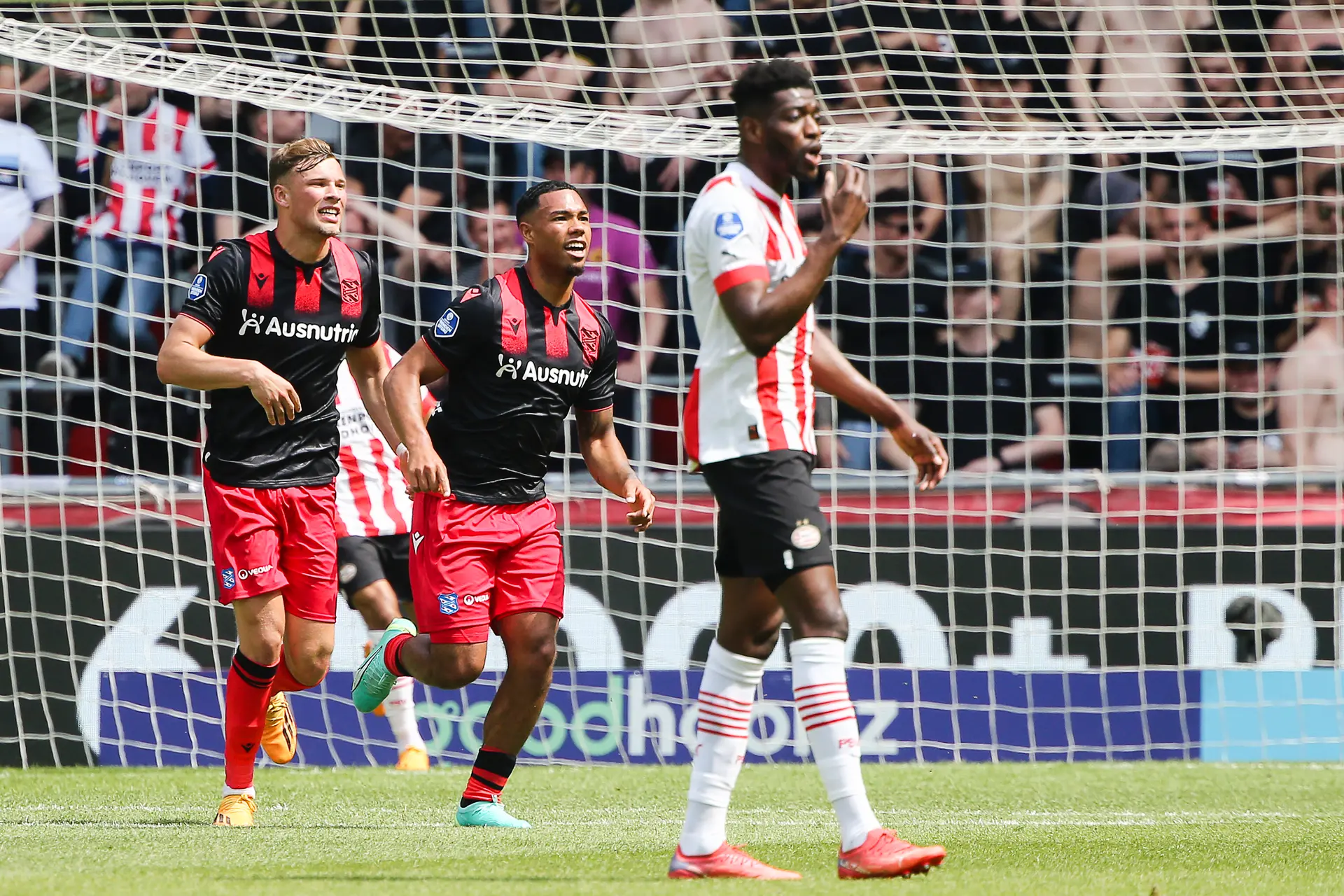 PSV morst punten in eigen huis tegen Heerenveen, AZ wint eenvoudig op bezoek bij NEC