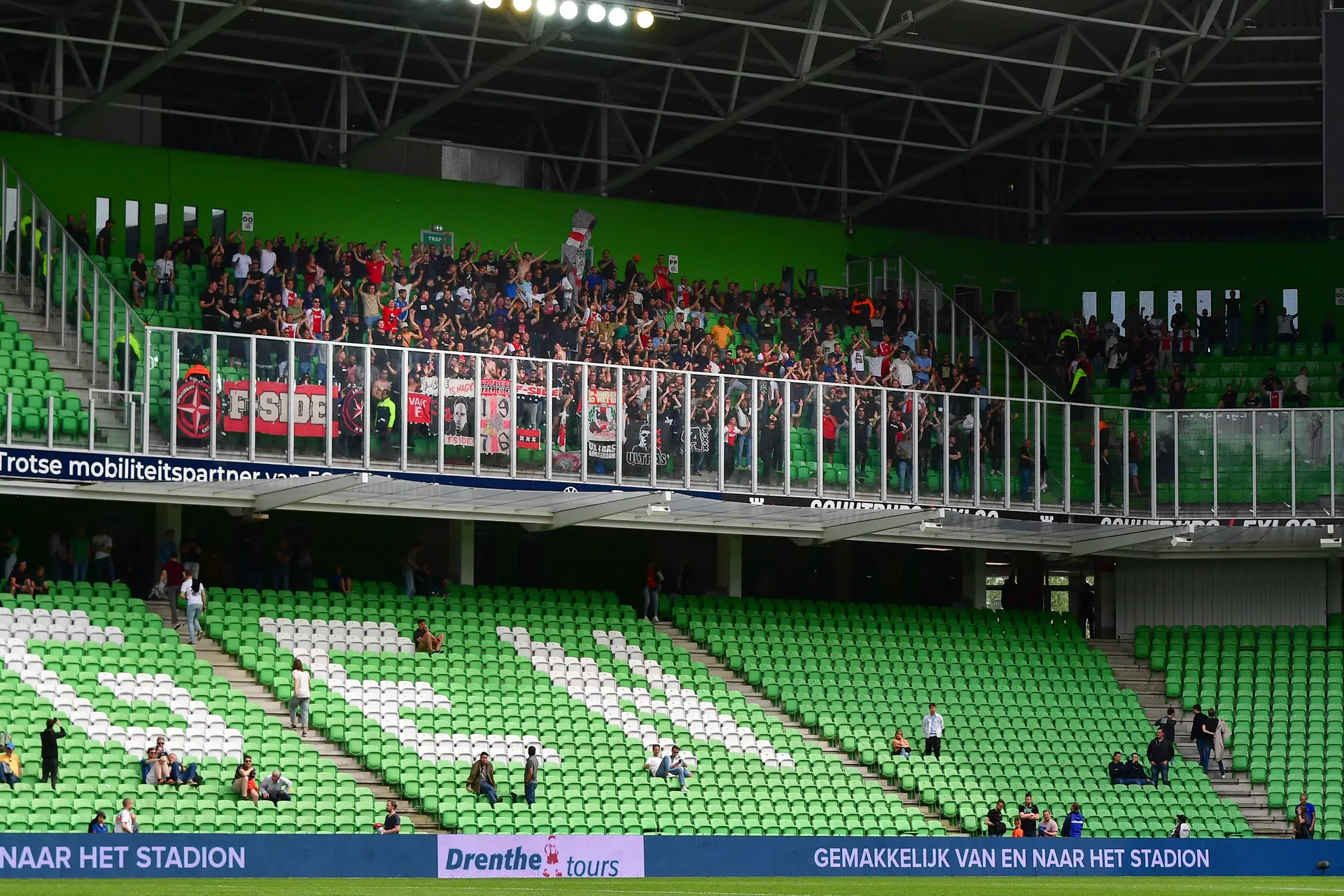 Rondom Ajax: Ajax geeft aan lasten van supporters over te nemen na gestaakt duel