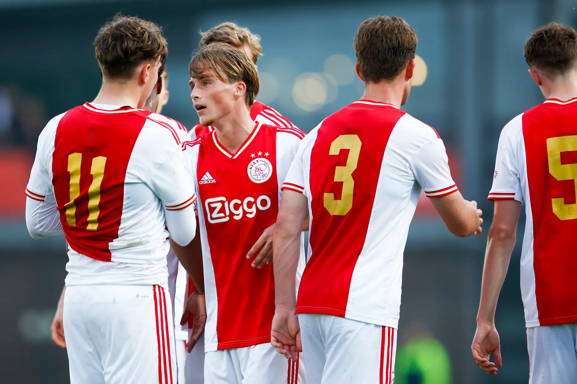 Jong Ajax loopt na rode kaart uit op fysiek sterker ADO en wint ruim op De Toekomst