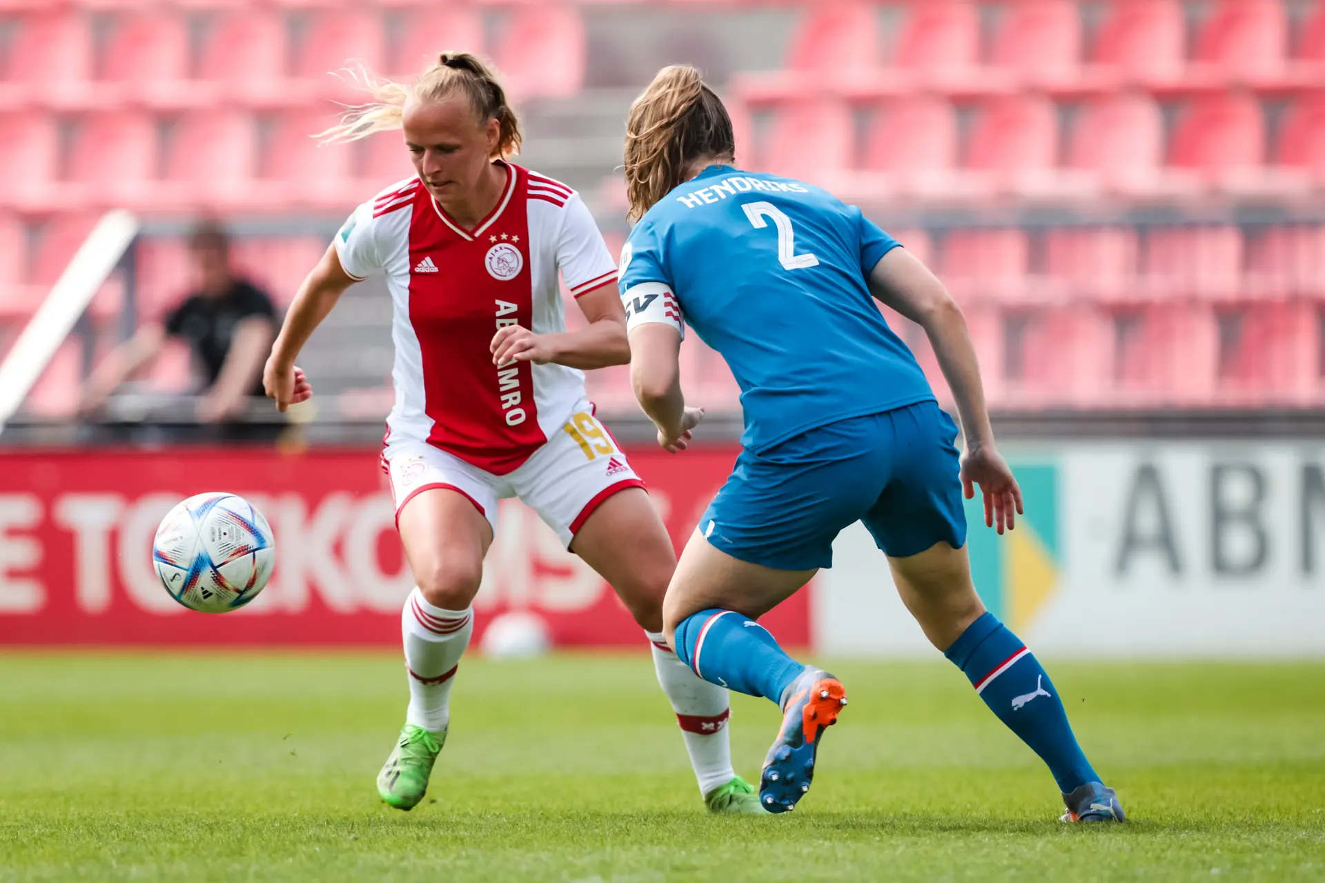 Ajax Vrouwen met één been in finale na uithaal tegen PSV