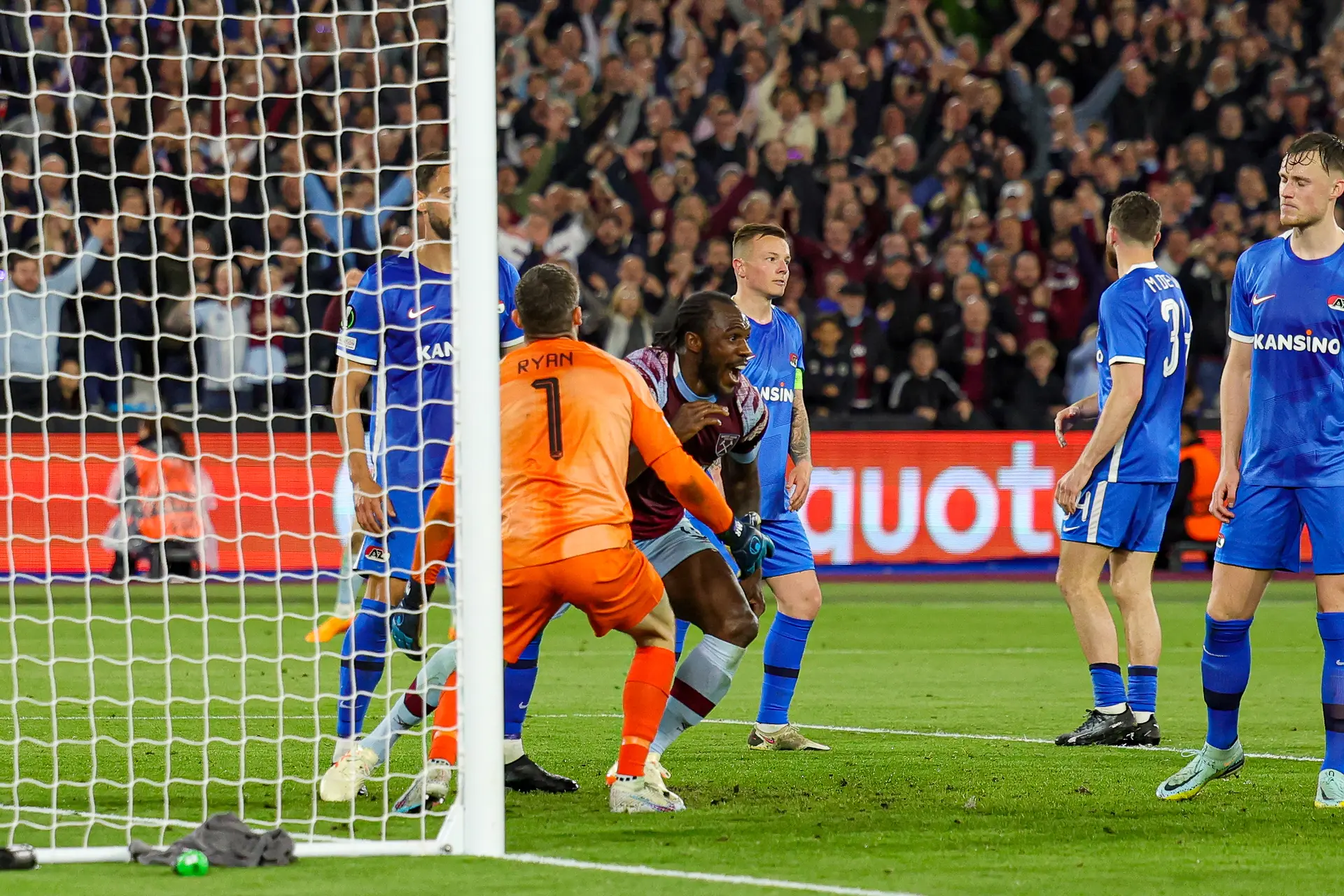 Dapper AZ weet voorsprong niet vast te houden en gaat onderuit bij West Ham