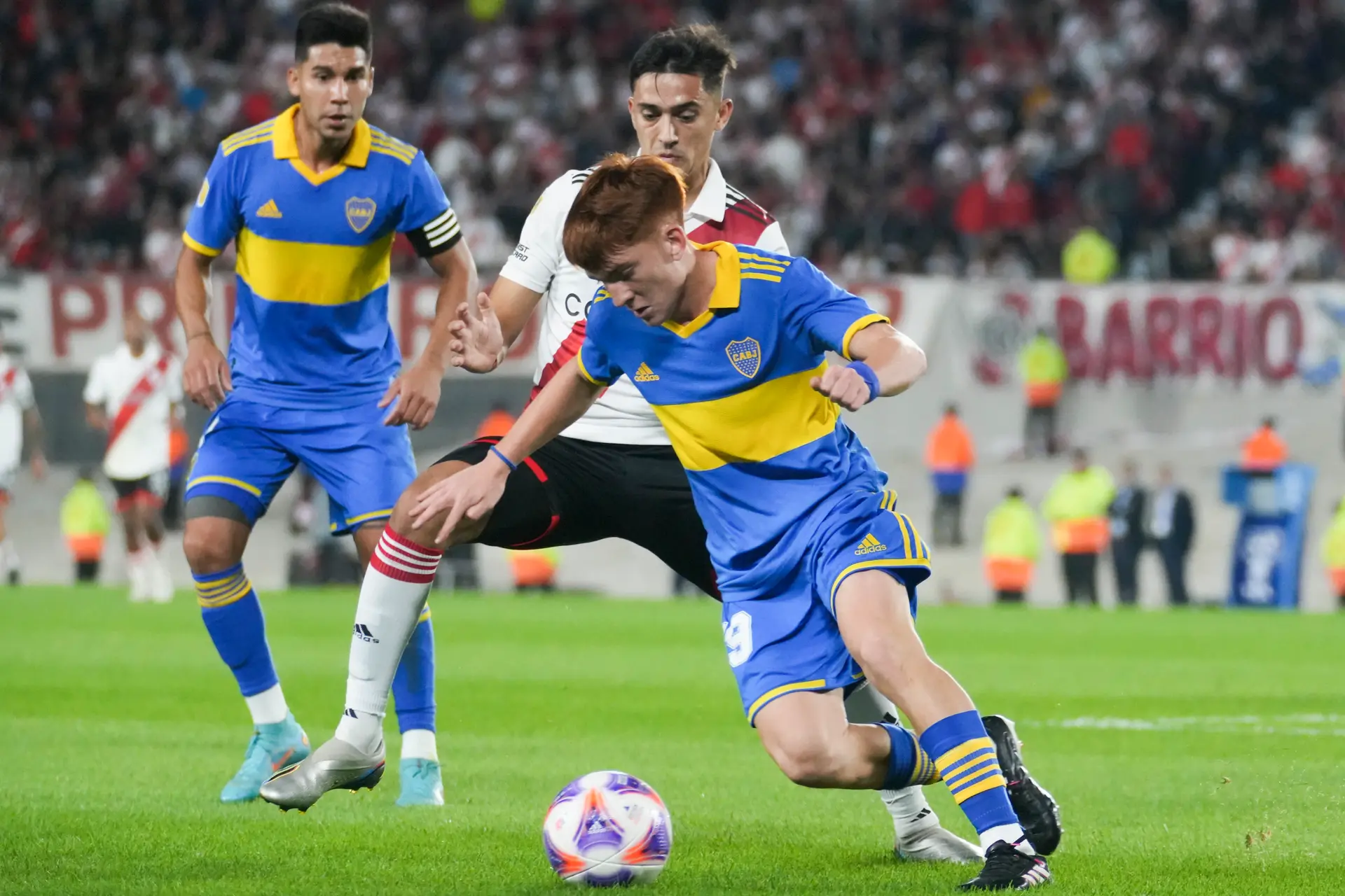 Geruchtenmolen: 'Ajax toont interesse in Argentijnse linksback van Boca Juniors'