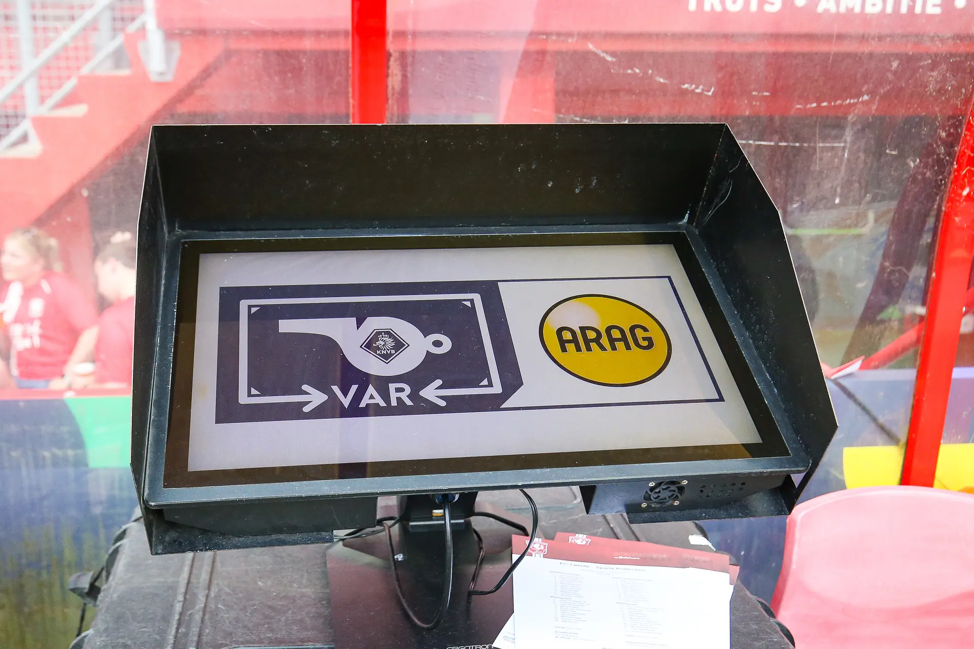 VAR gaat minder ingrijpen: 'Alleen optreden bij buitenspel of ernstige fout scheidsrechter'