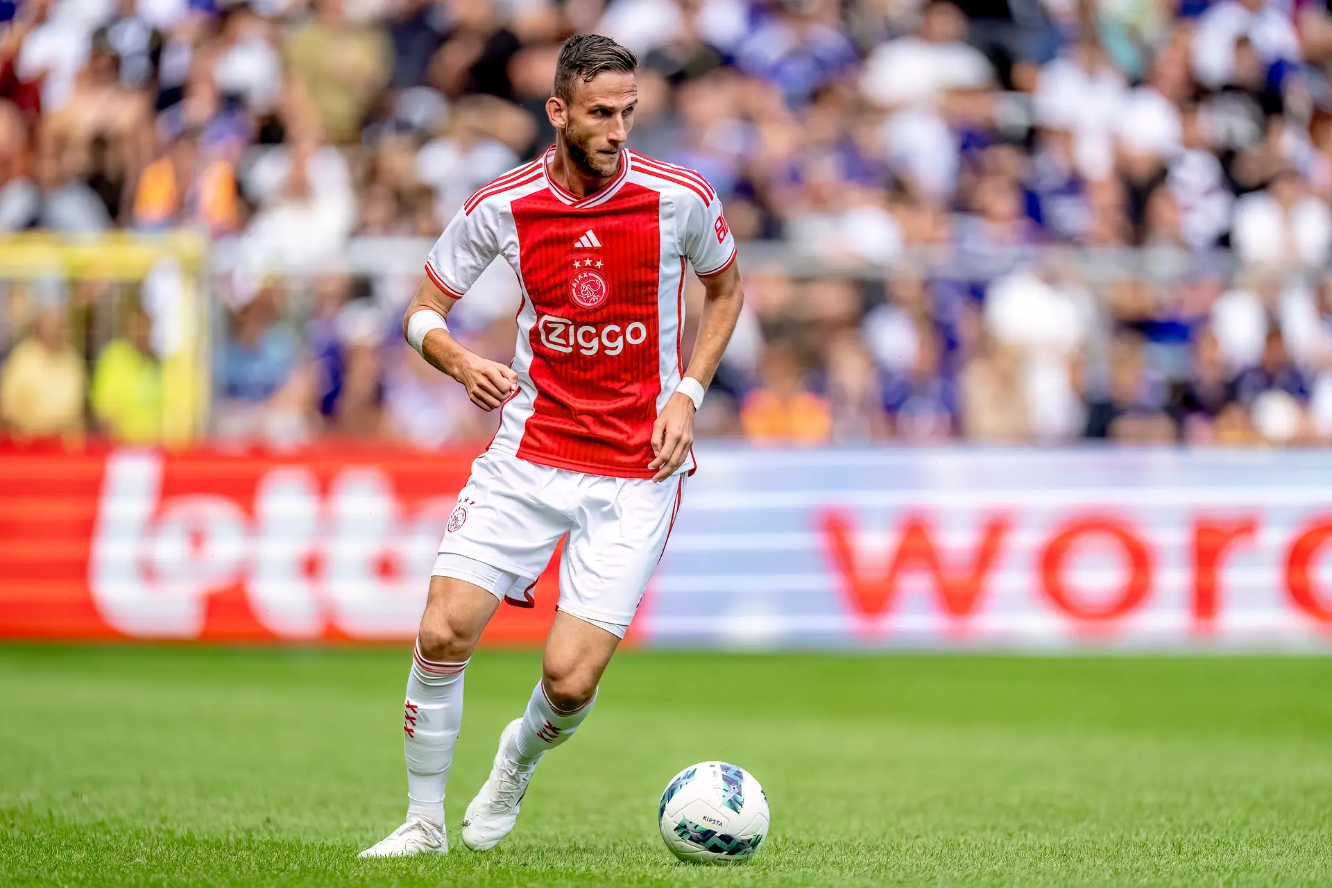 Van den Boomen blij met terugkeer bij Ajax: 'Laten zien dat ik wel goed genoeg ben'