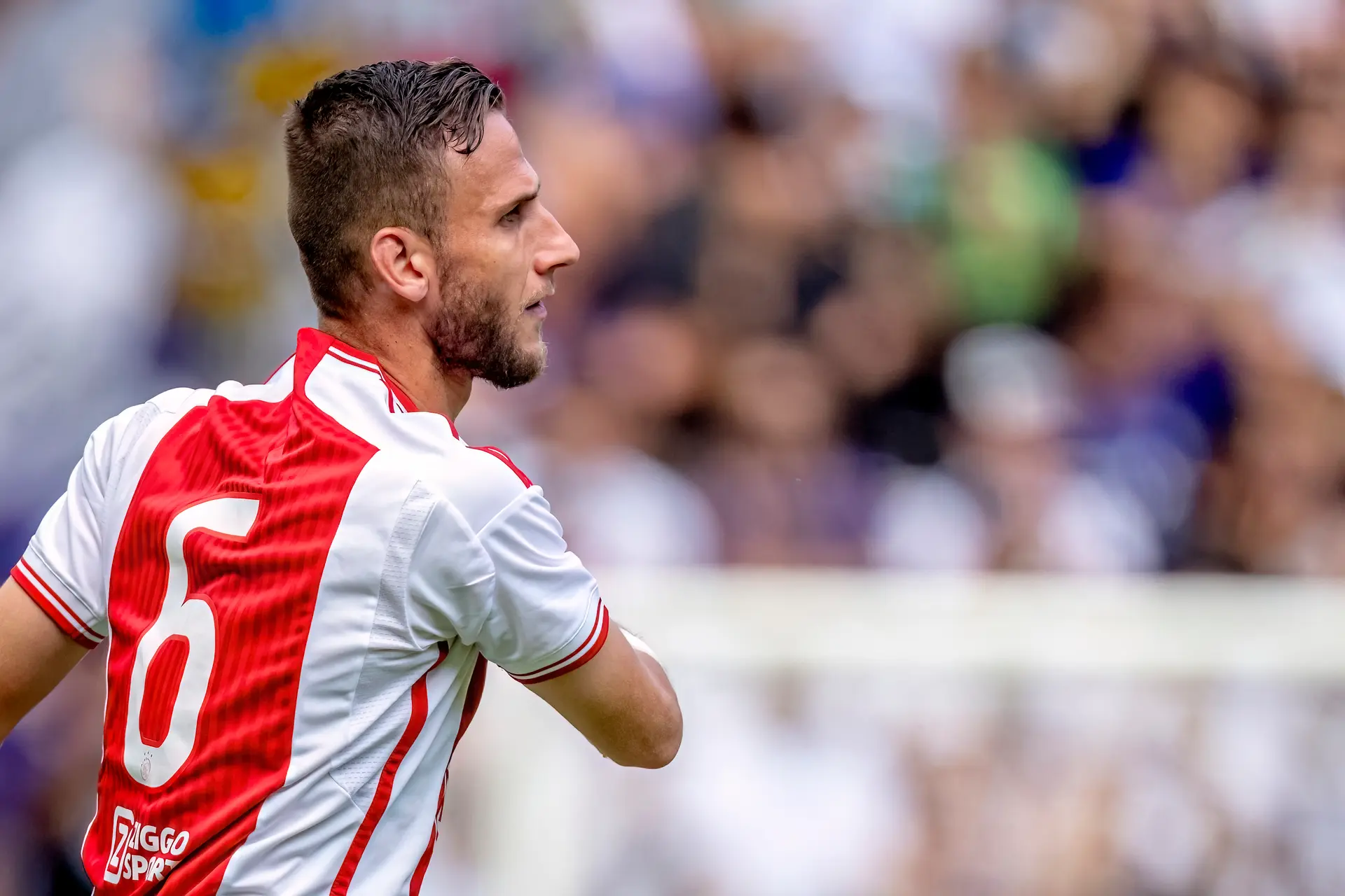 Rondom Ajax: Van den Boomen draagt microfoontje tijdens Ajax-training