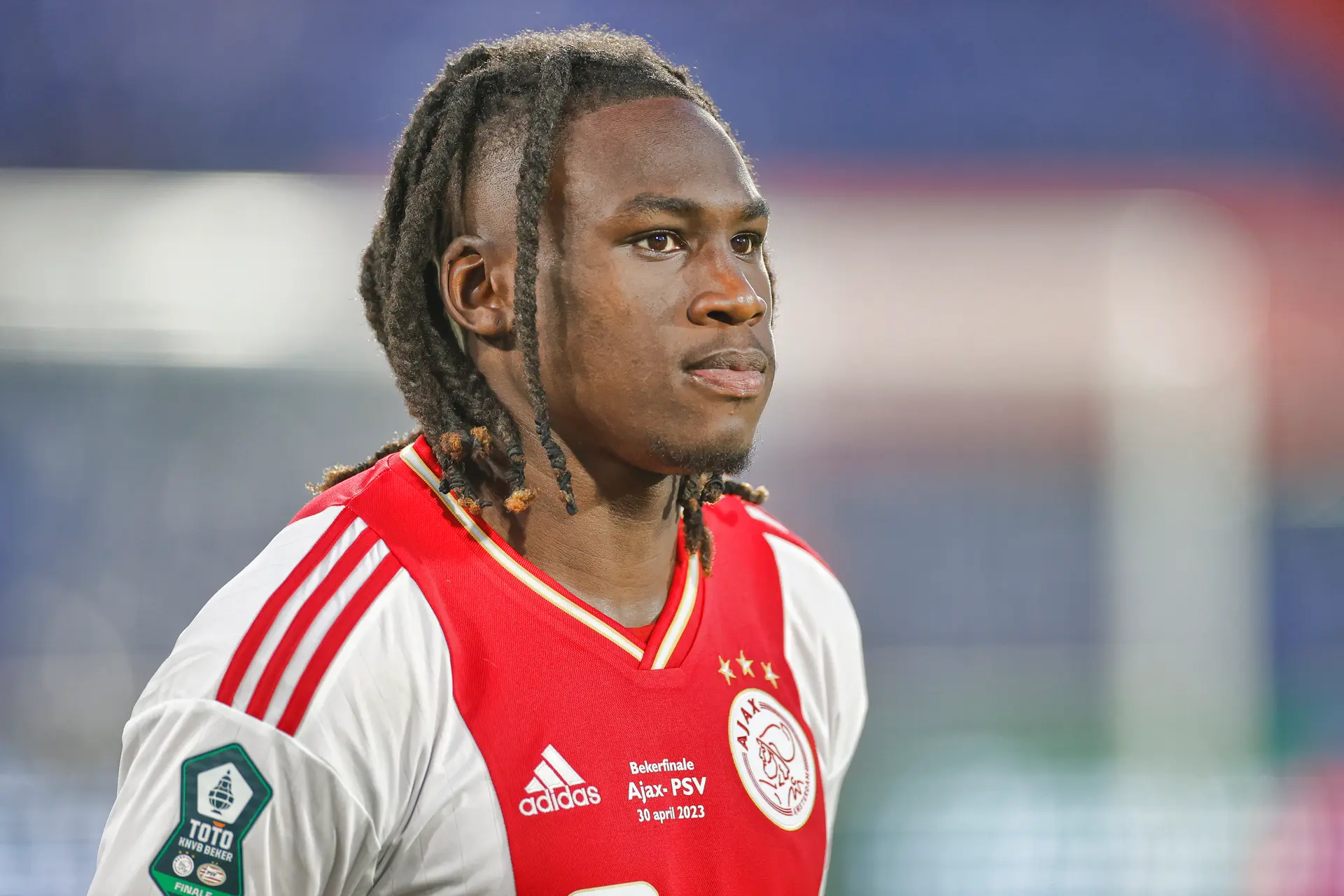 'Brighton & Hove Albion ziet in Bassey alternatief voor Chelsea-verdediger Colwill'