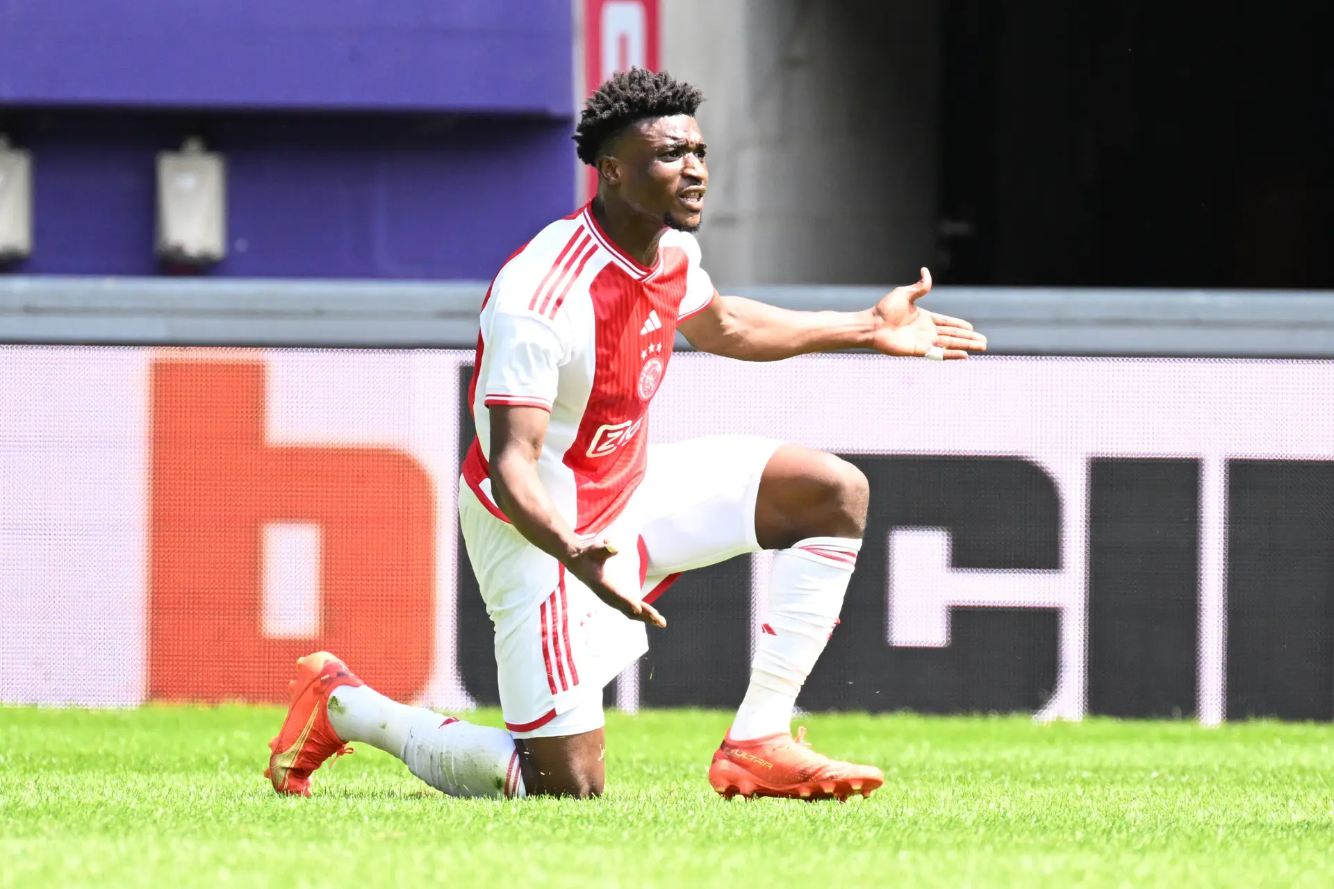 NB: 'Ajax moet de jongens die zich niet volledig op de club richten zo snel mogelijk van de hand doen'