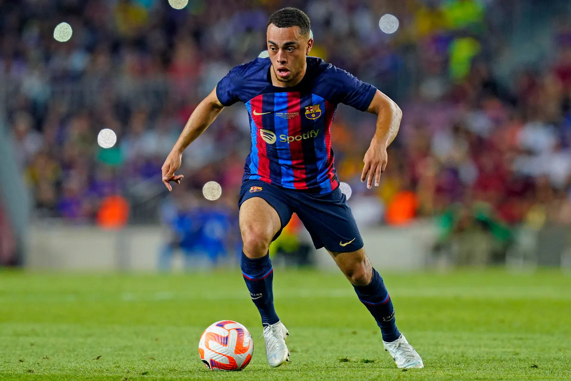 Naar verluidt: 'FC Barcelona overweegt contract Dest te ontbinden'