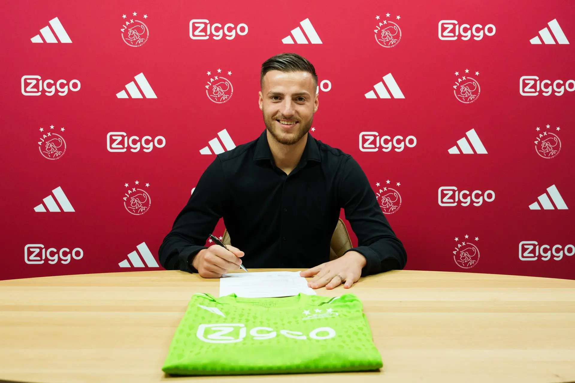 Ajax maakt komst keeper Ramaj wereldkundig