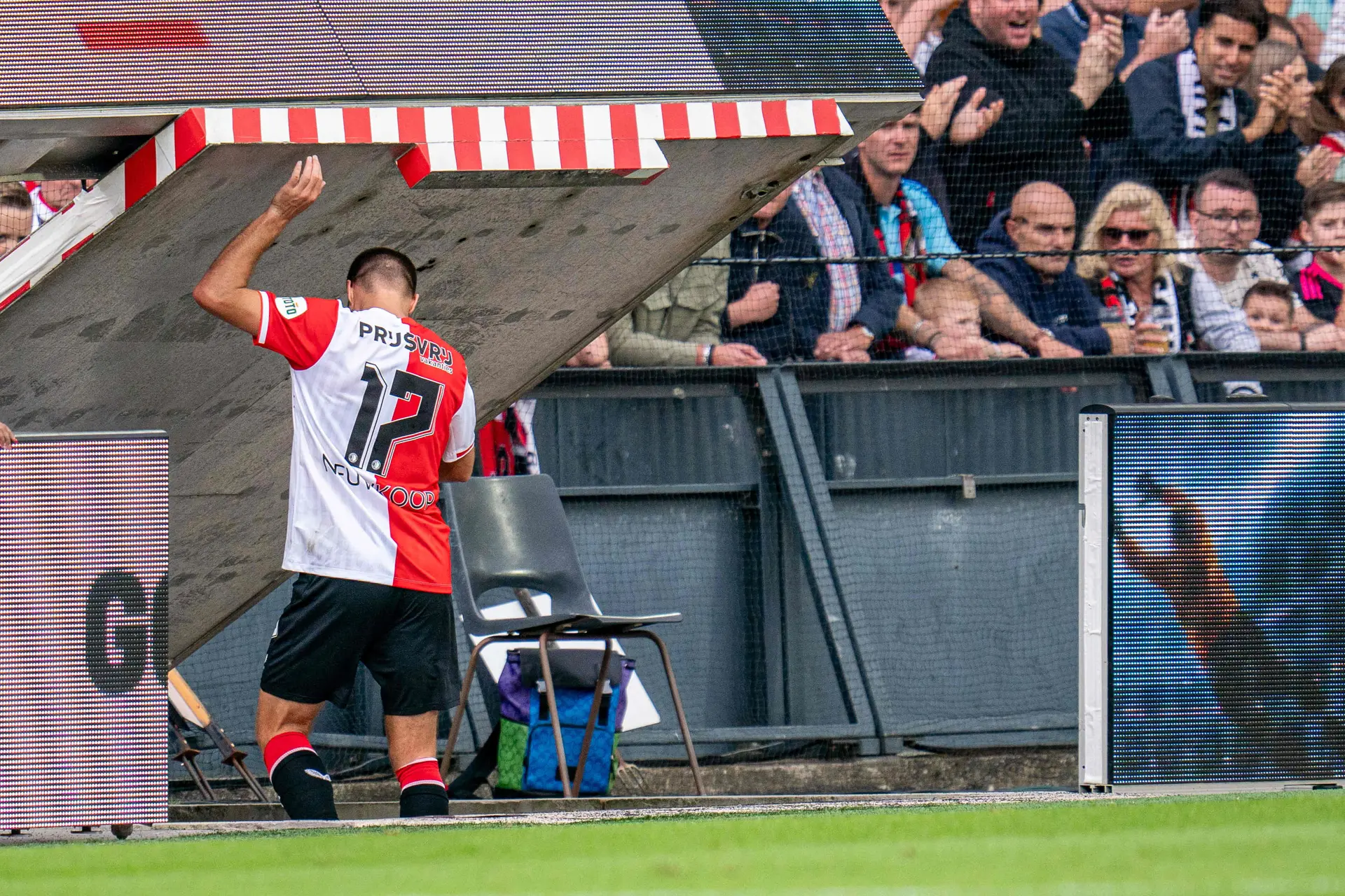 Feyenoord loopt gelijk averij op, AZ eerste koploper van het seizoen