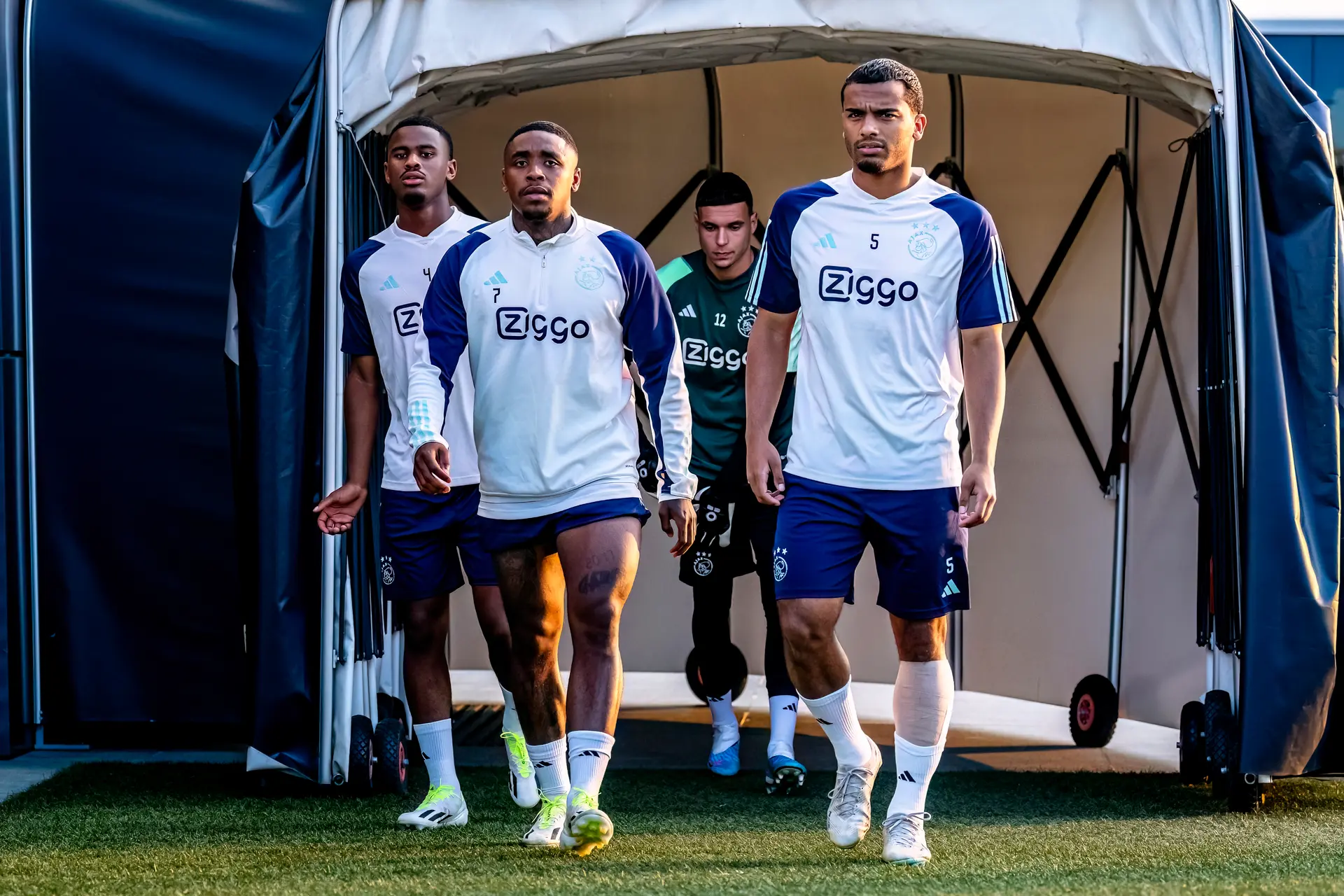 Ajax bevestigt huurtransfer van Wijndal naar Royal Antwerp