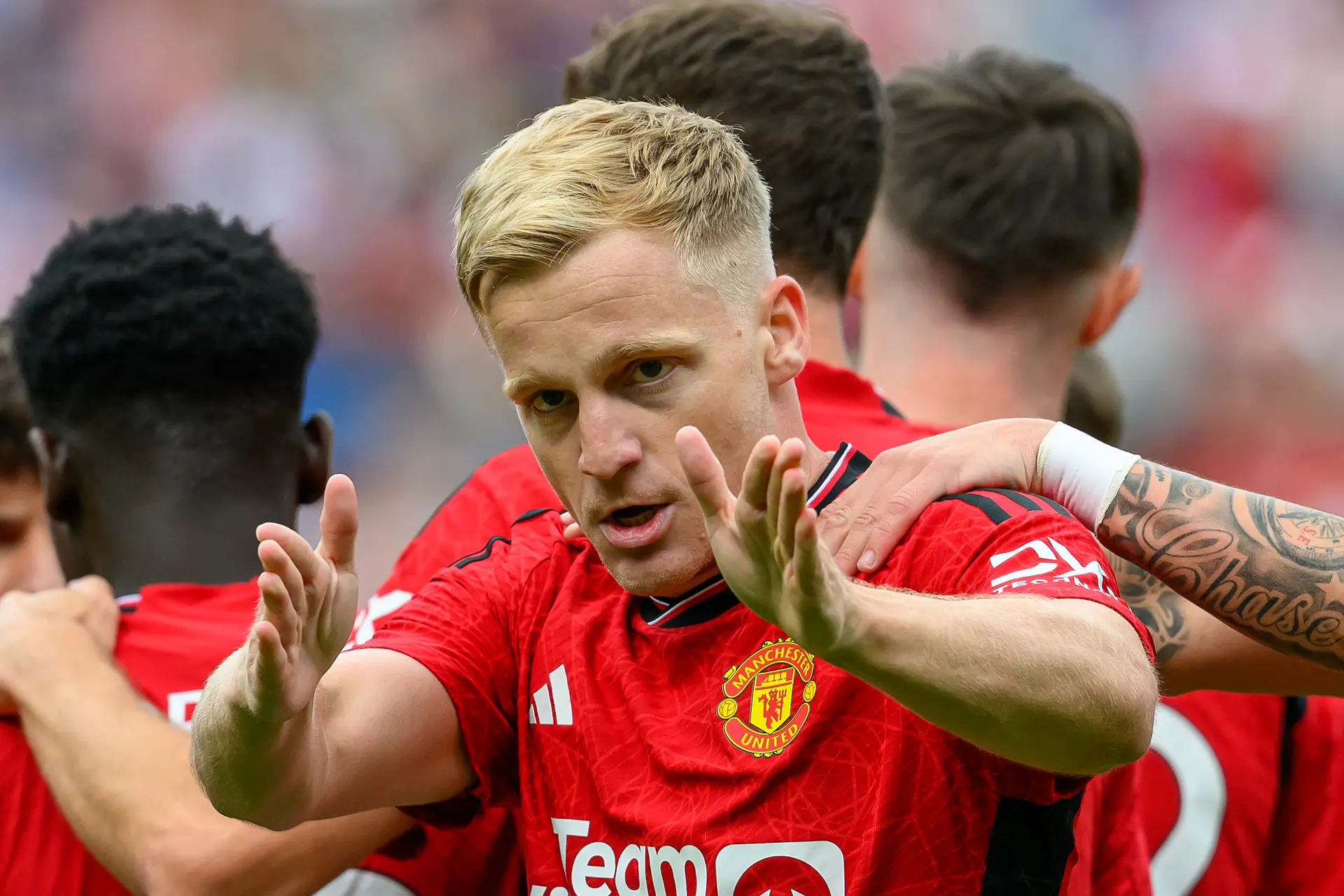 Geruchtenmolen: 'Ajax overweegt Van de Beek terug naar Amsterdam te halen'