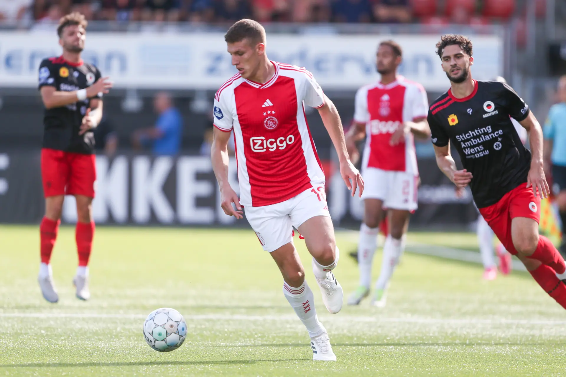 Van der vaart vond Ajax matig: 'Iedereen neemt die bal maar mee en wandelt'