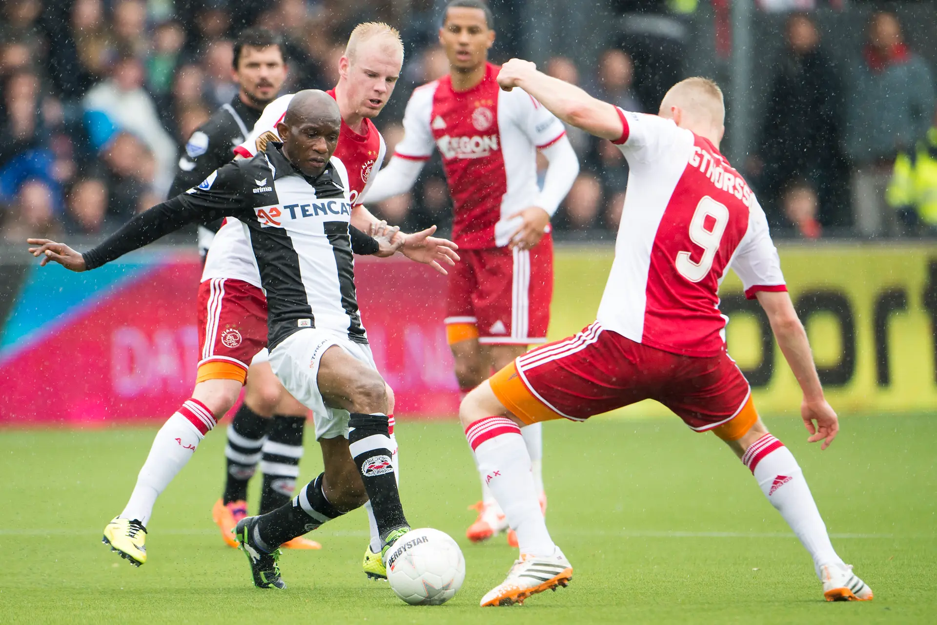 Quansah vol vertrouwen: ‘Ajax zal altijd één van de favorieten zijn voor het landskampioenschap’