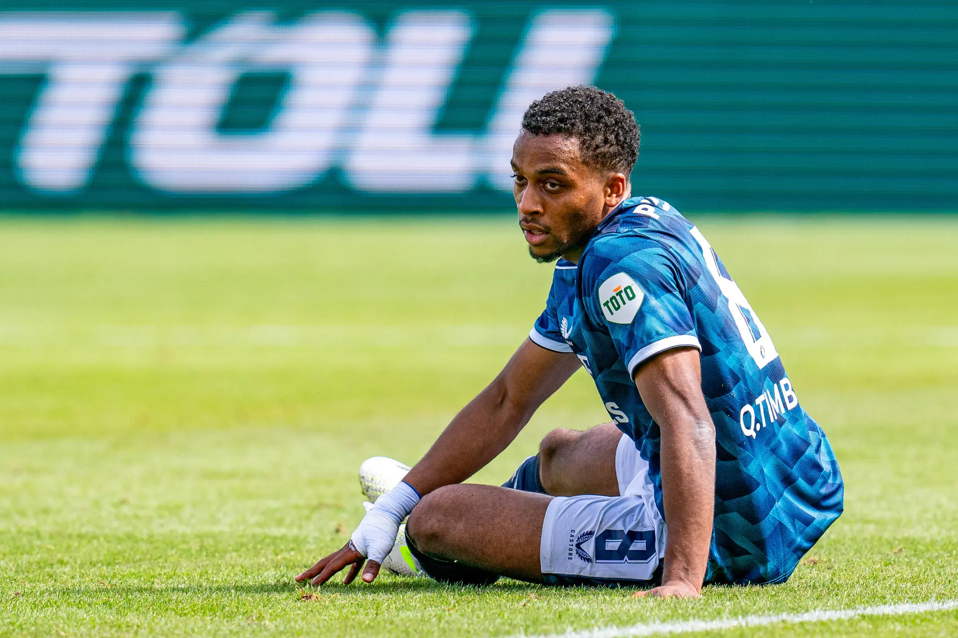 Feyenoord kent dramatische seizoenstart, AZ koploper