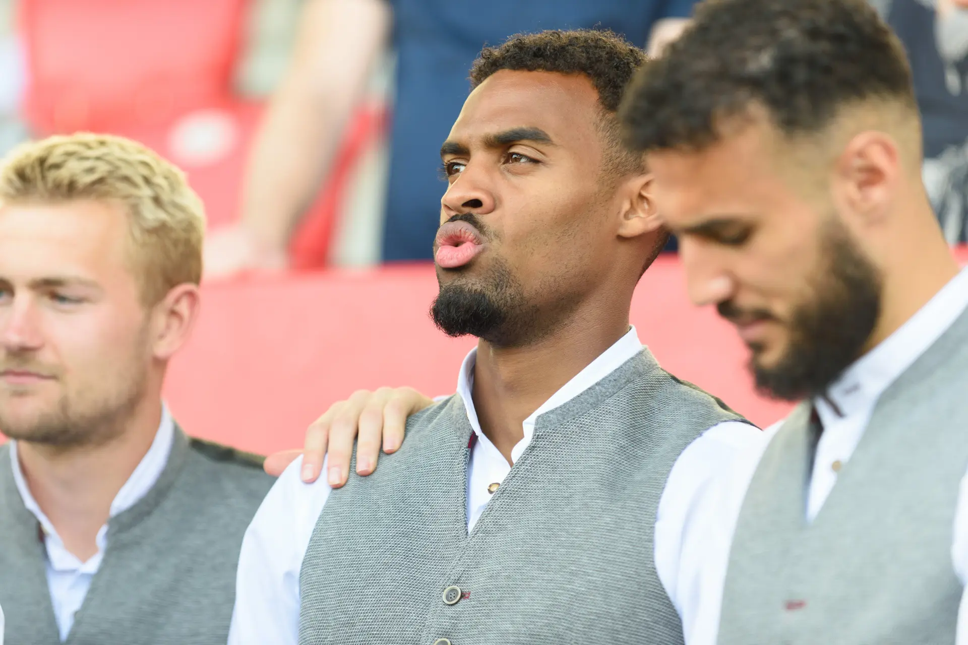 Reiziger niet blij met afzegging Gravenberch voor Jong Oranje