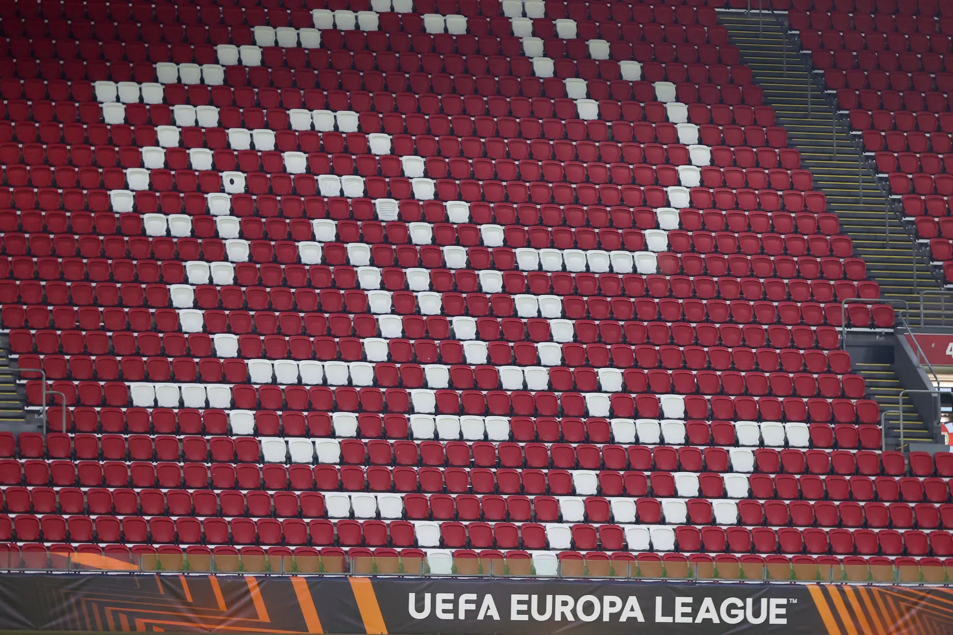 Ajax ziet veel inkomstenbronnen stijgen, Europese premies dalen juist