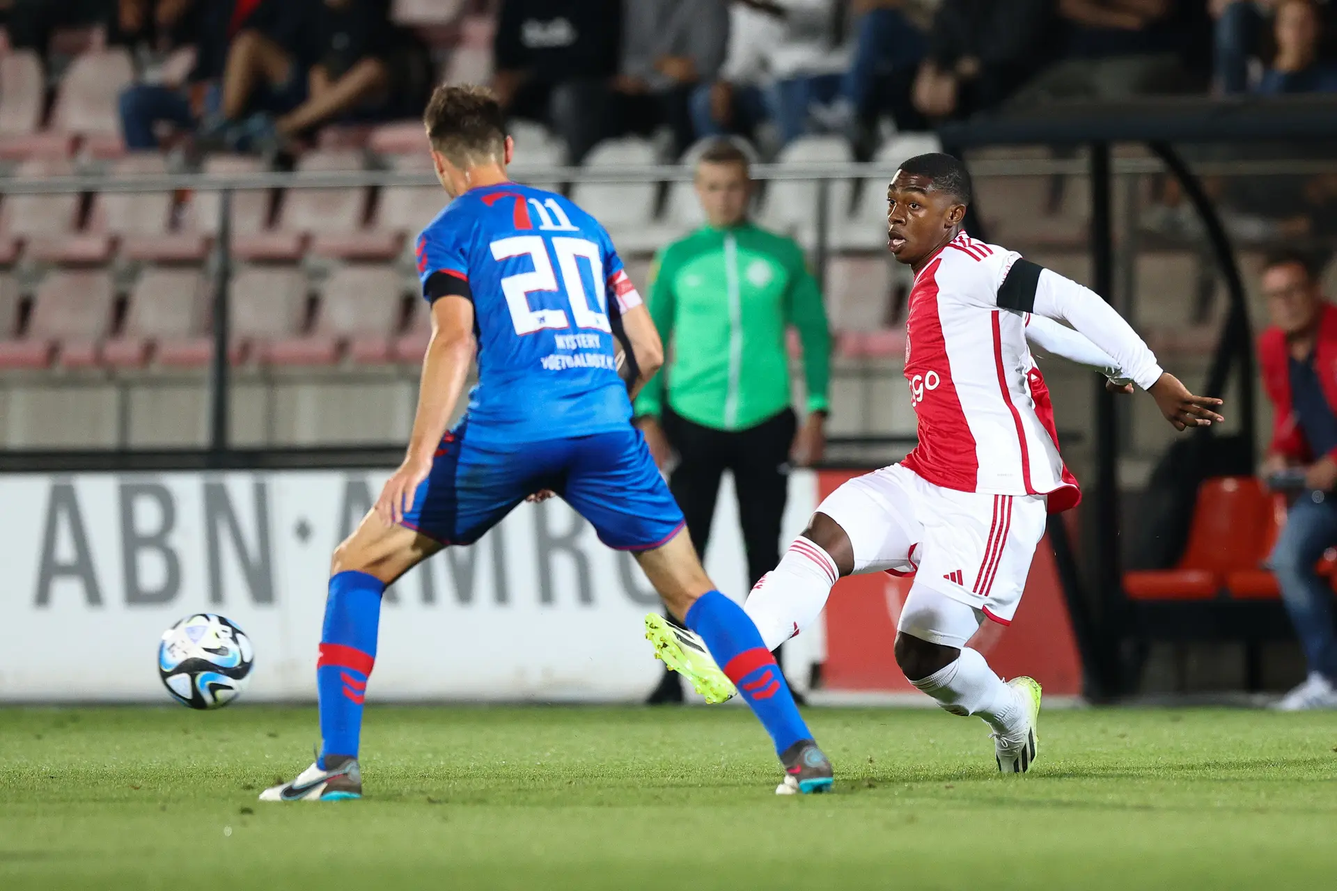 Misehouy dartelt bij Jong Ajax, waar Van Axel Dongen zijn rentree maakt